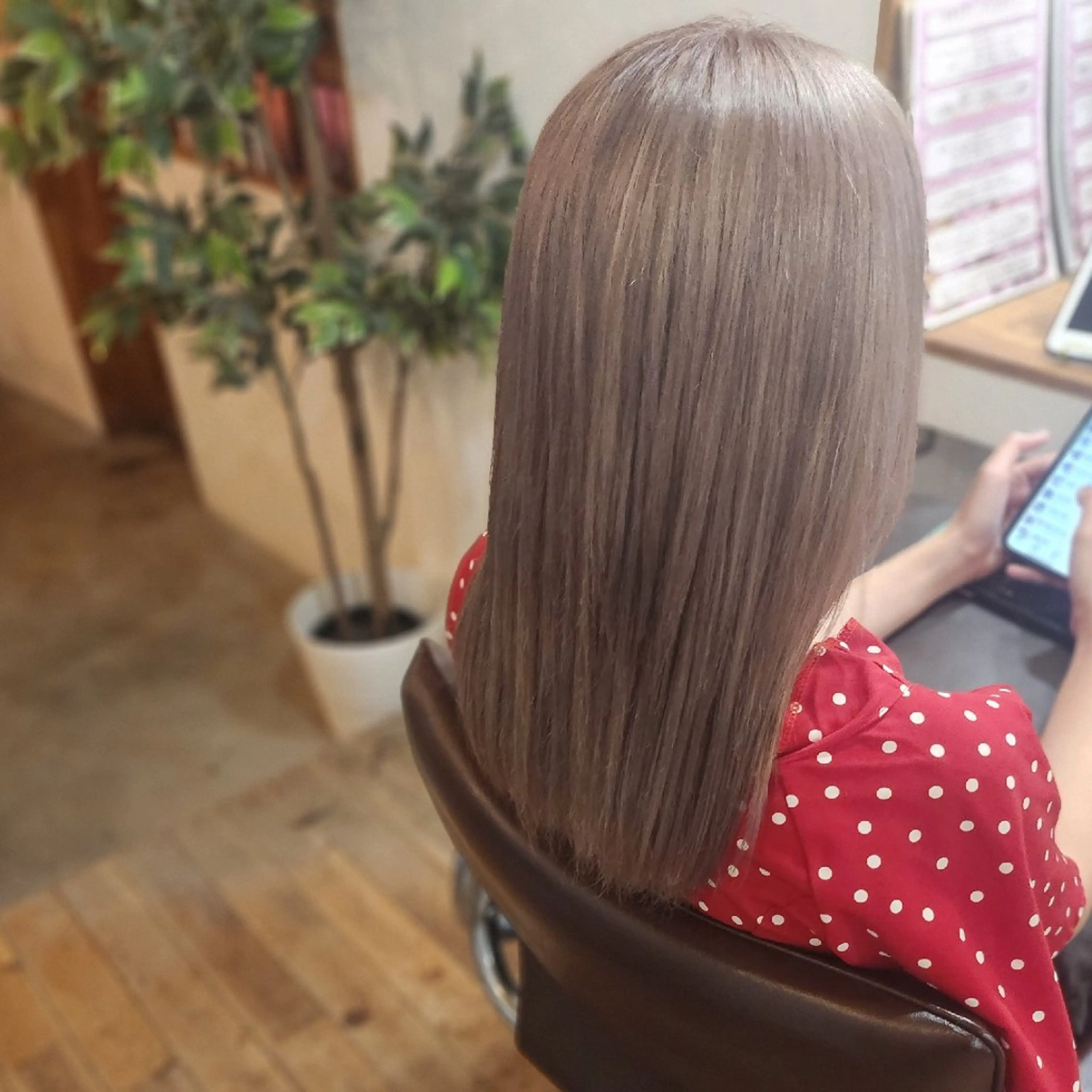 セミロング カラー ベージュカラー ブリーチ ダブルカラー 町田 佳奈江のヘアスタイル