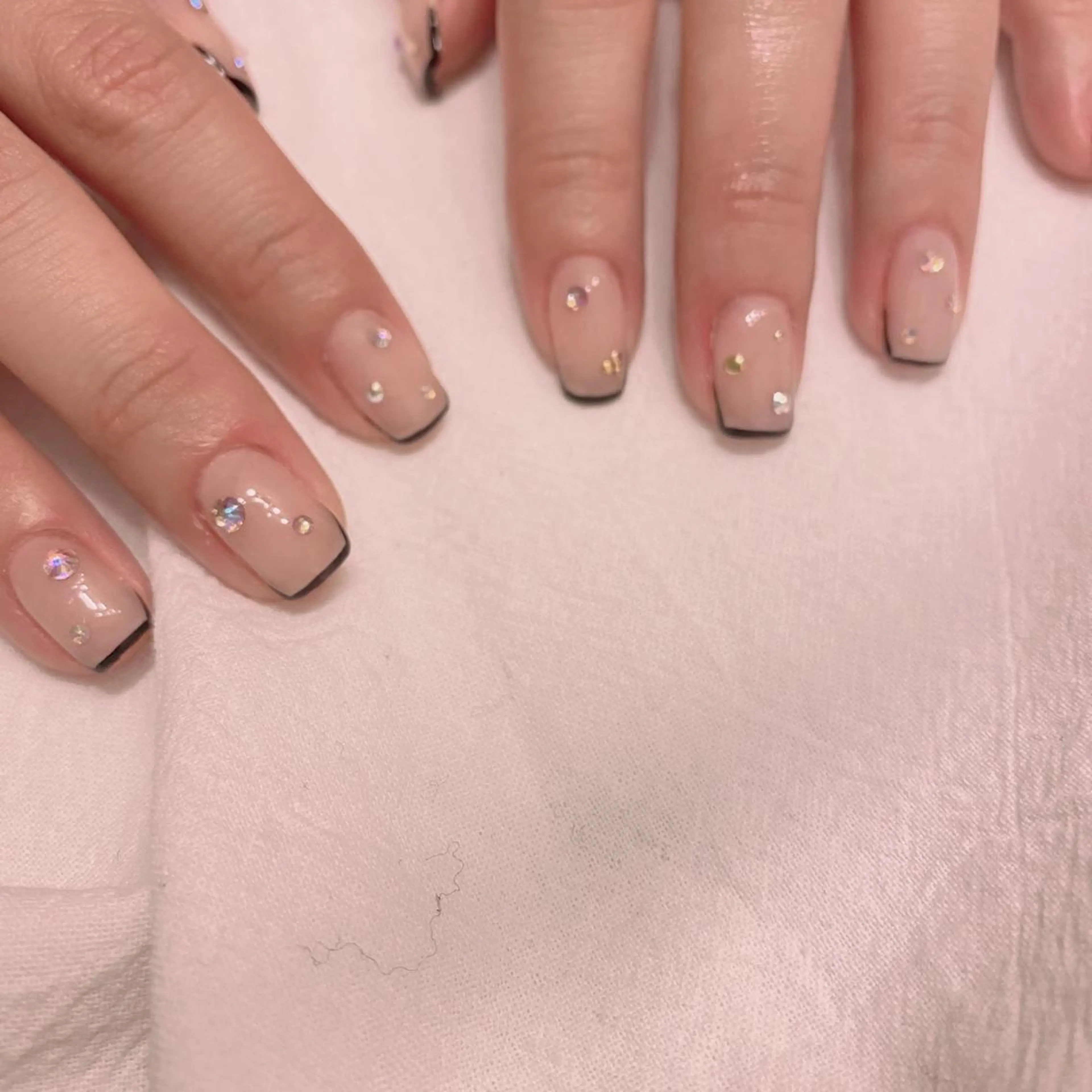 ネイル カジュアル フレンチネイル 春ネイル ストーンネイル ネイルチップ beauty ☪︎moonのネイルデザイン