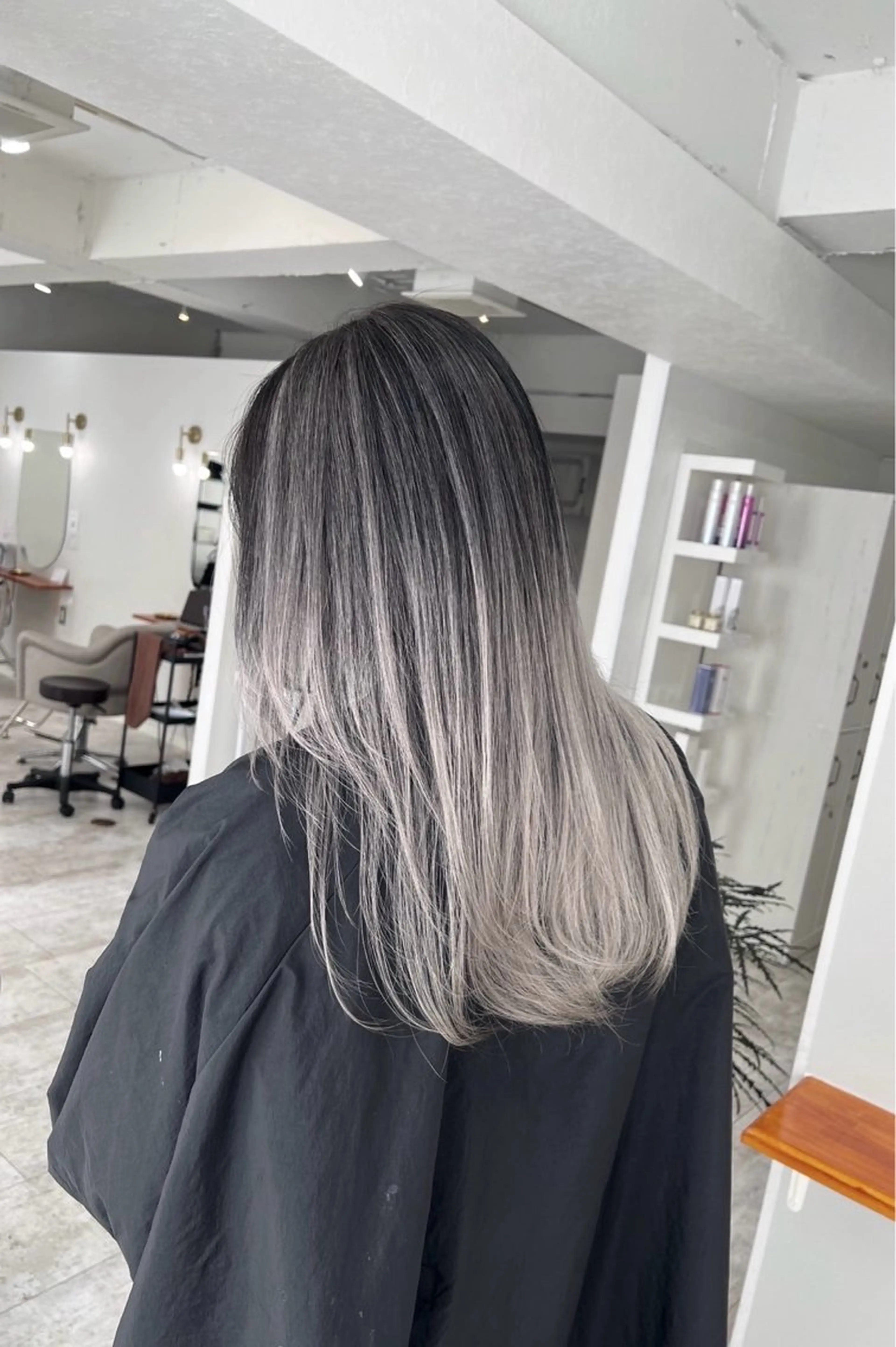 ロング カラー バレイヤージュ シルバー ホワイトシルバー レイヤーカット ヘアカラー トリートメント ROBIN所属・指名数No.1 /NAOYAのヘアスタイル