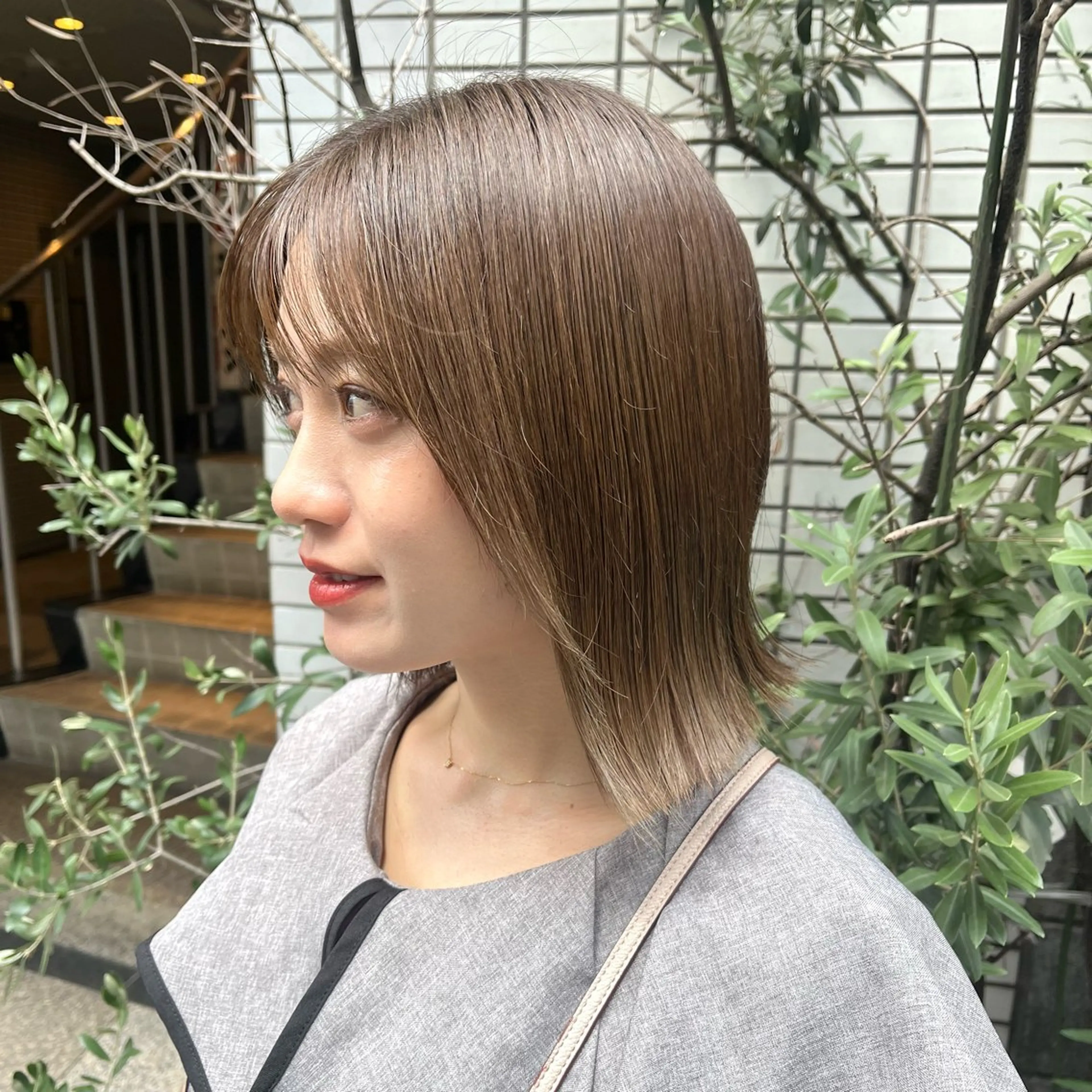 ミディアム カラー 切りっぱなしボブ アッシュ ベージュカラー ブリーチ ブリーチなしカラー 透明感カラー/ 髪質改善/レイヤーのヘアスタイル