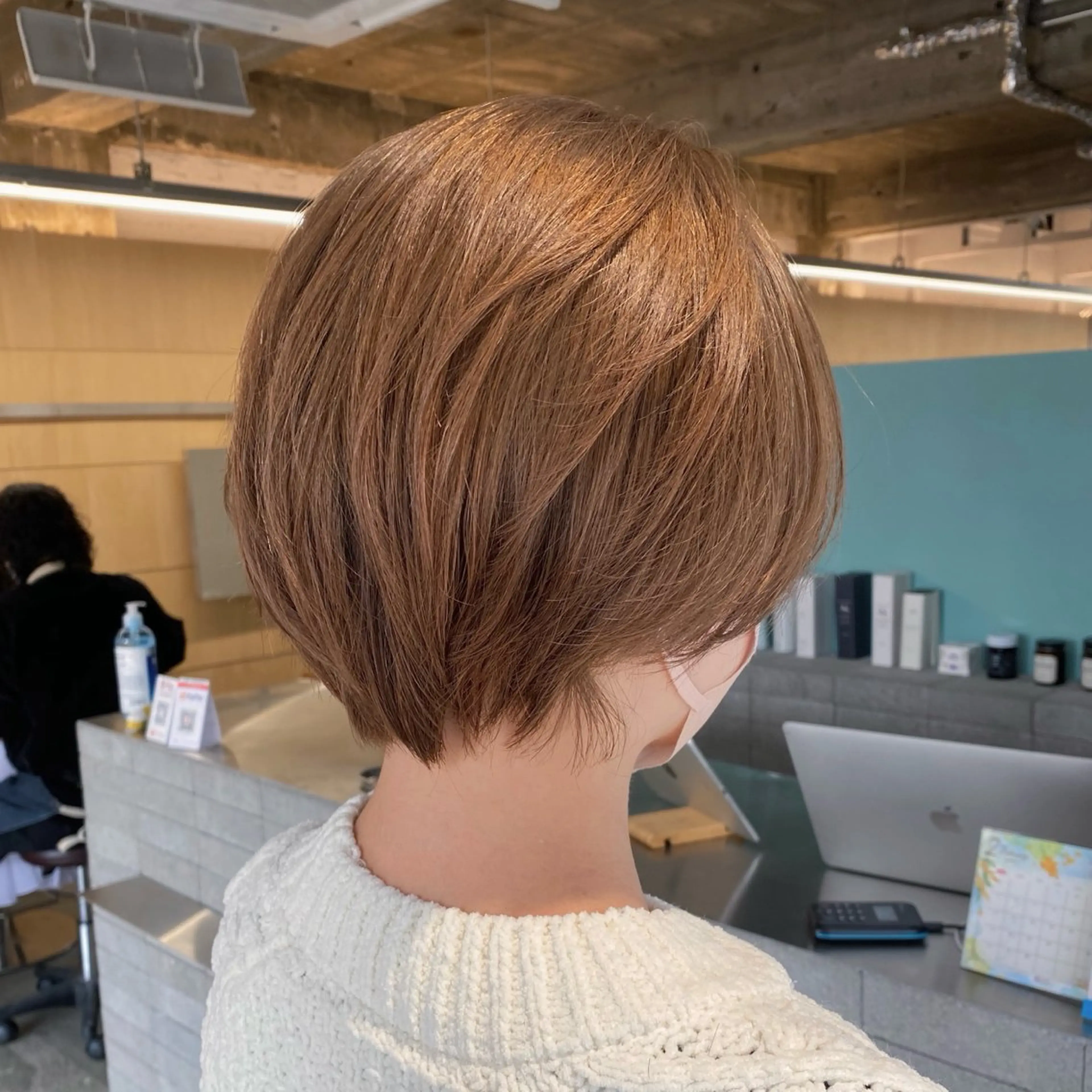 ショート カラー ベージュカラー ミルクティーベージュ カット ヘアカラー cipre シンモン チナリのヘアスタイル
