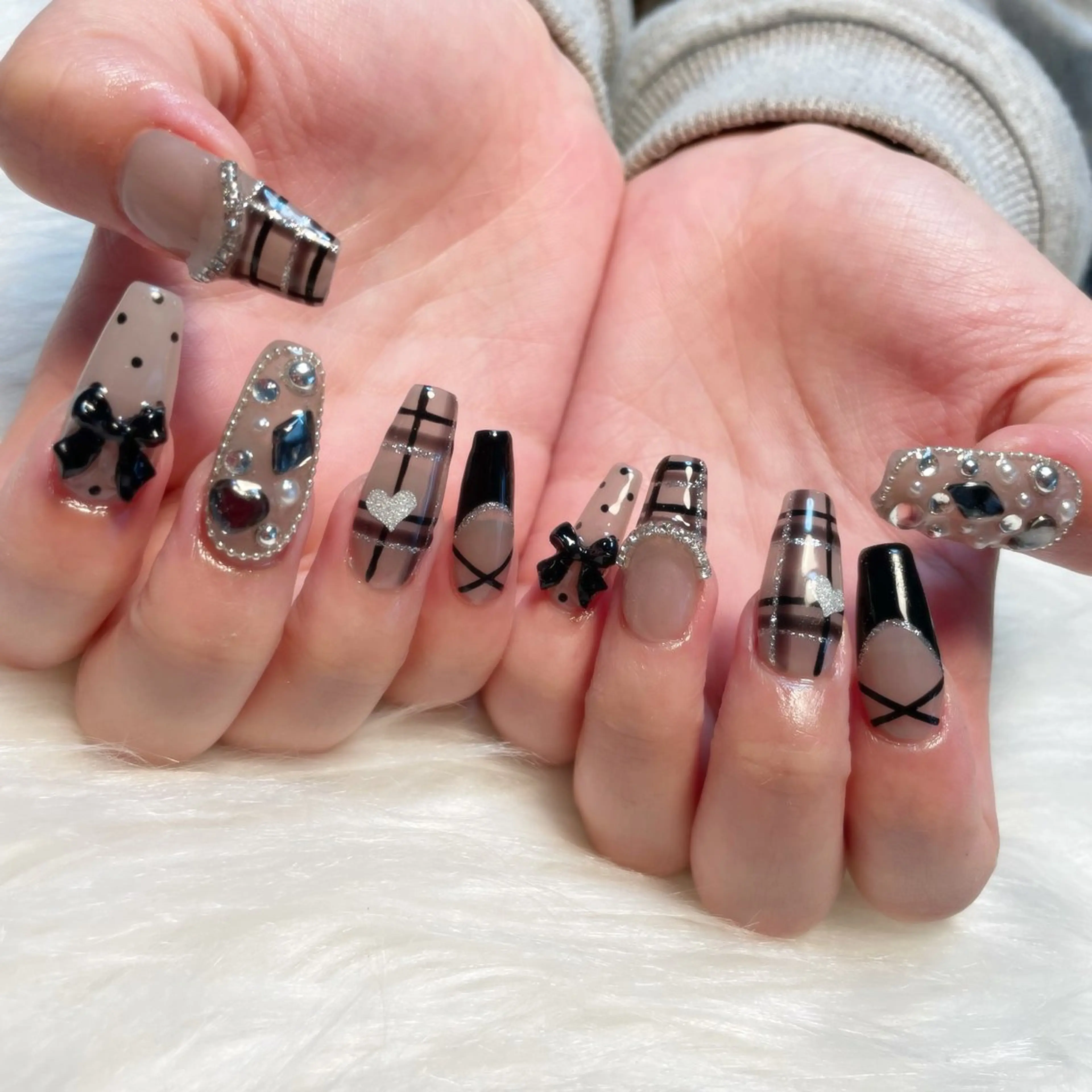 ネイル ハンドネイル ゴテゴテ💙ワンホン リオナのネイルデザイン