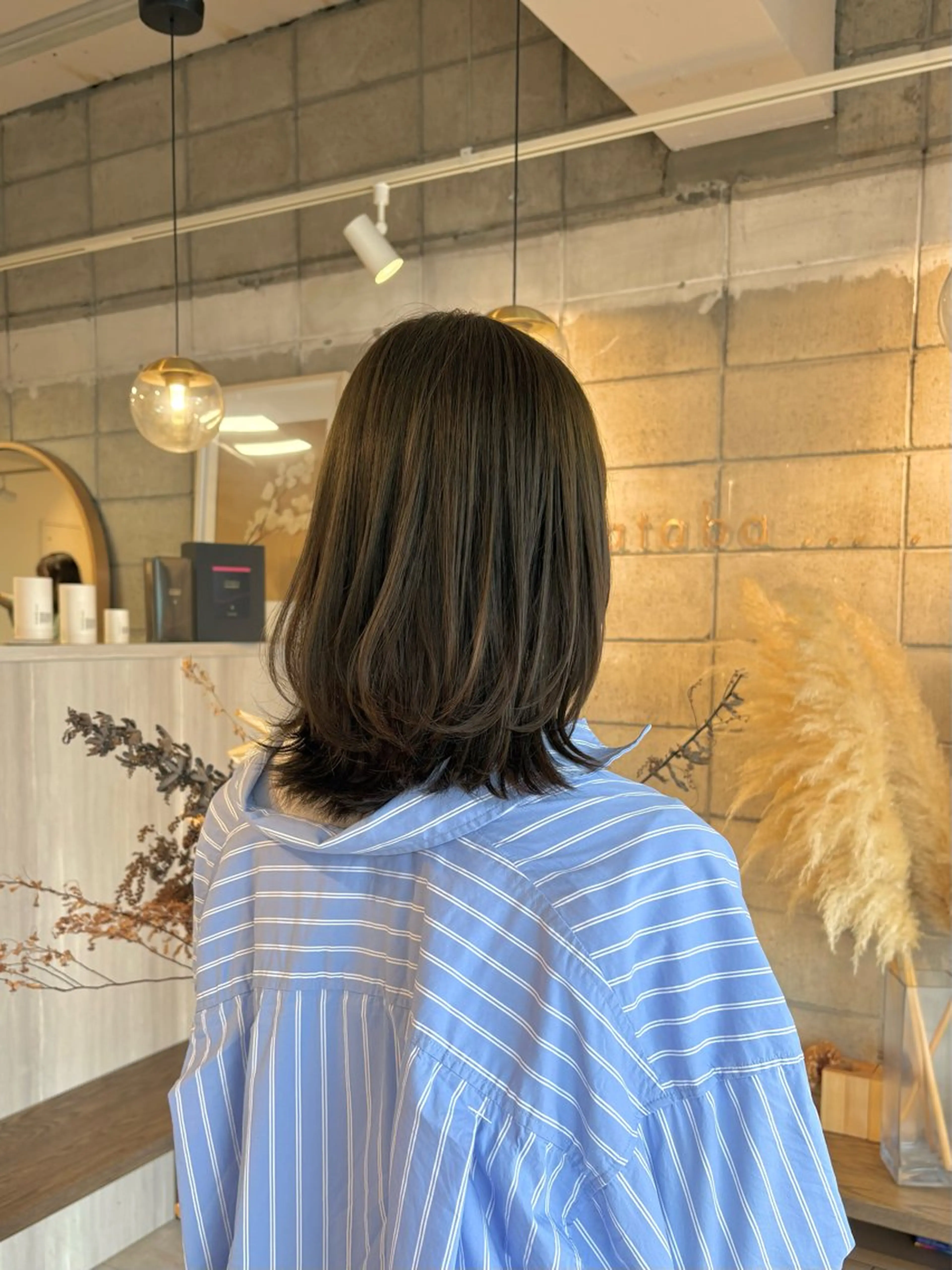 セミロング カラー 眞名子 瑞紀のヘアスタイル