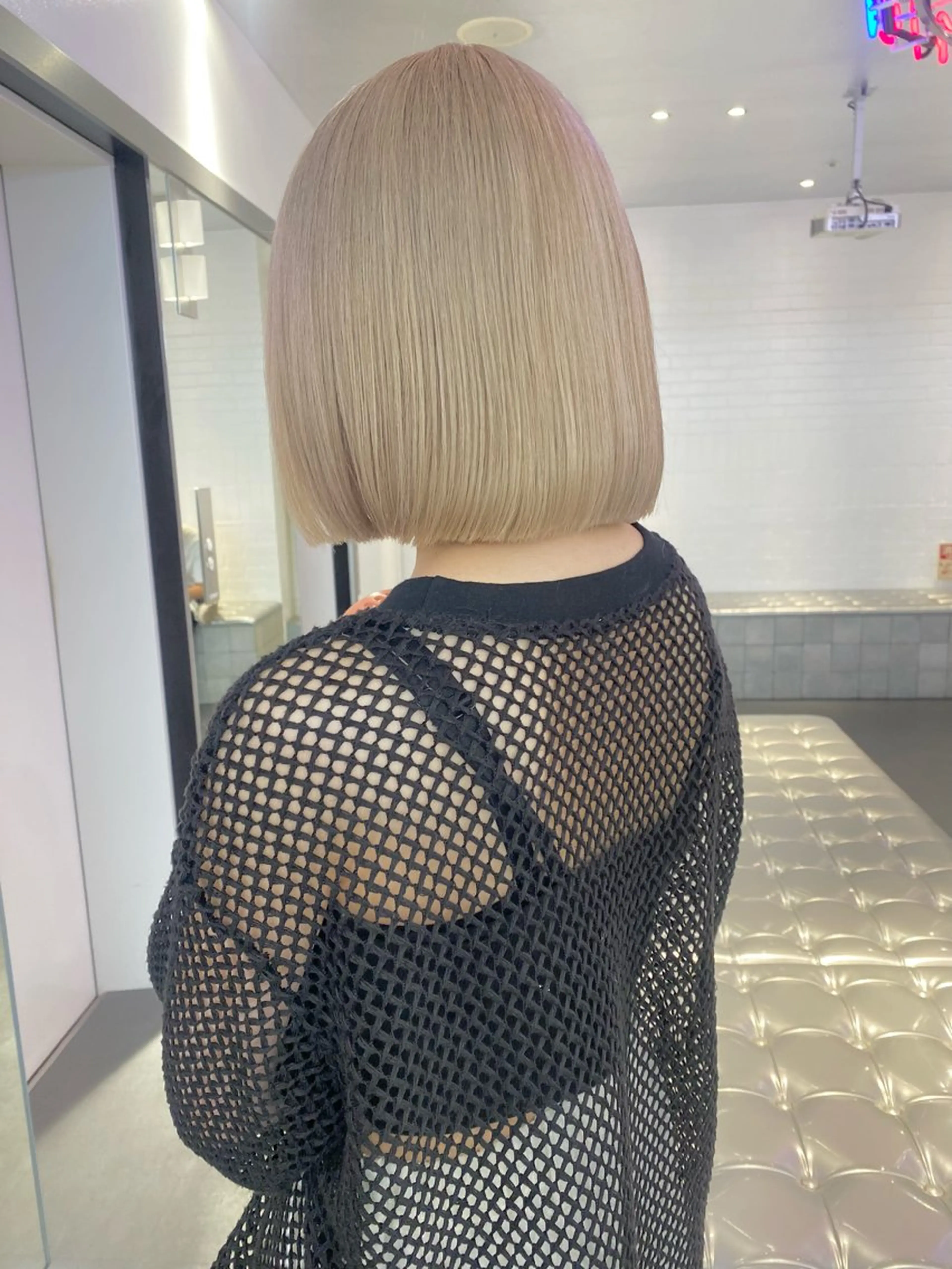 ミディアム パーマ ヘアアレンジ カット ヘアカラー トリートメント 🎨ハイトーン/ 切りっぱなし みつきのヘアスタイル