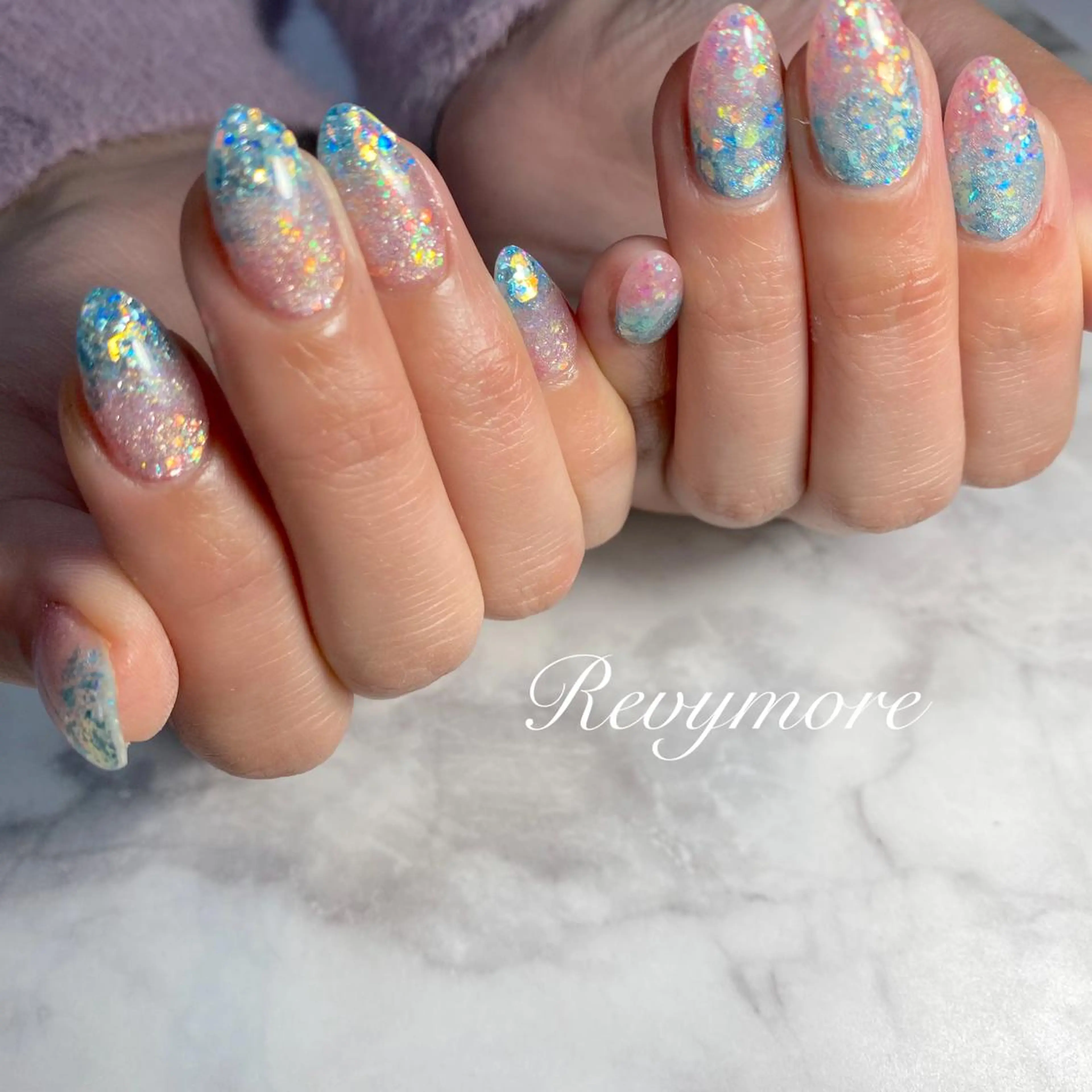 ミディアム ネイル 韓国風ヘア オーロラネイル ジェルネイル グラデーション キラキラネイル nail salon Revymoreのネイルデザイン