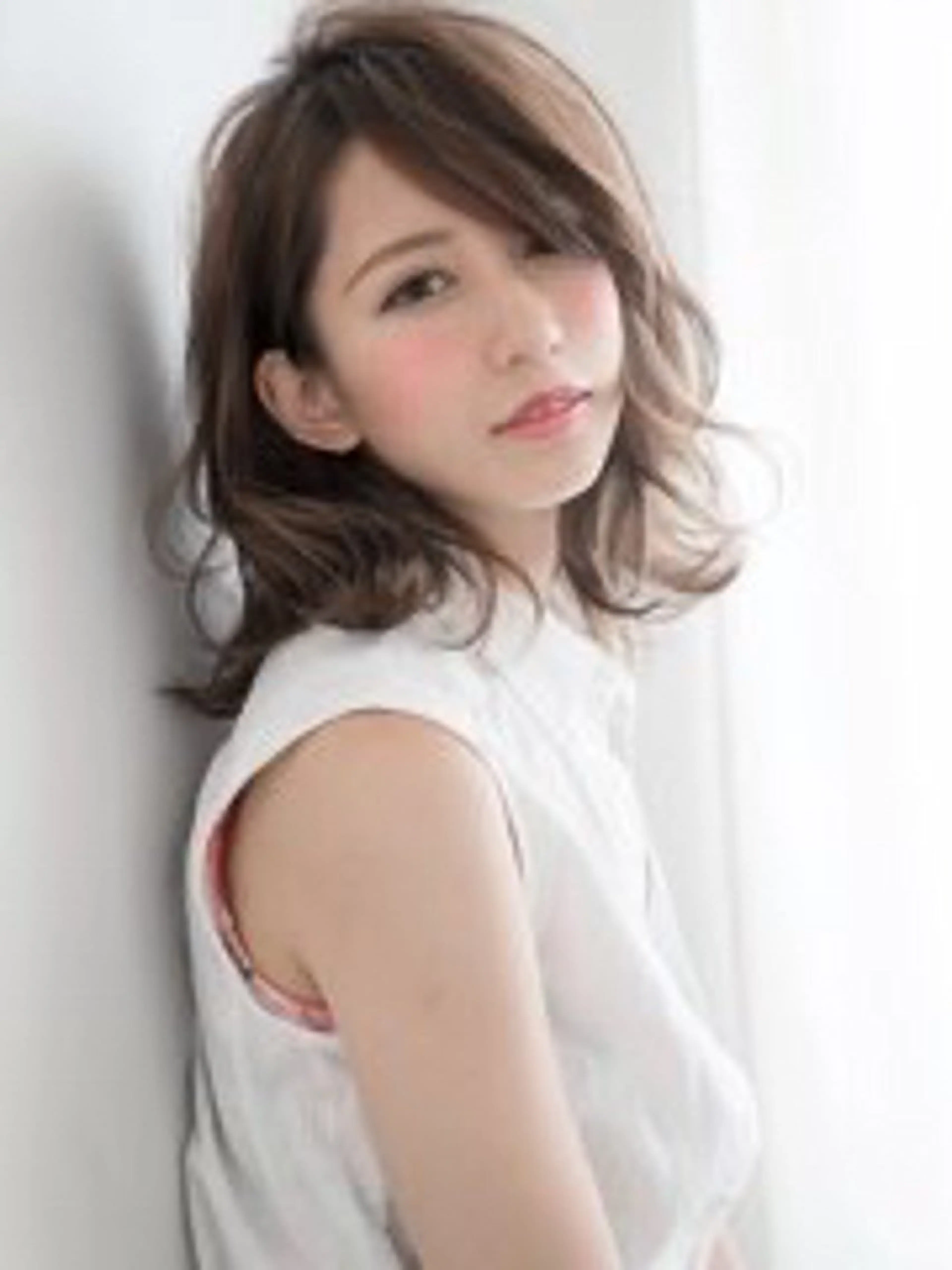 セミロング ヘアカラー ✨透明感艶カラー ✨💍Yuri💍のヘアスタイル