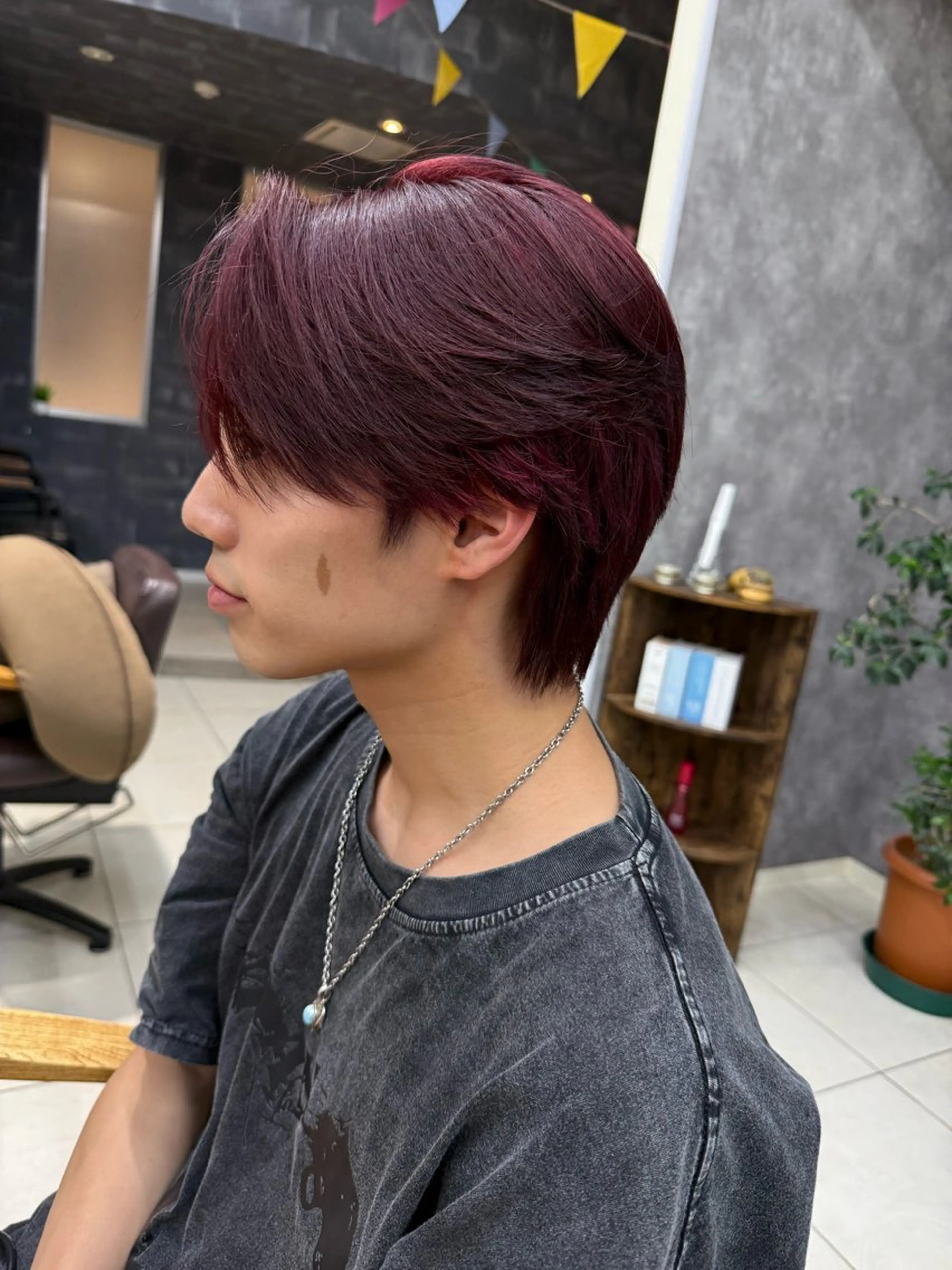 カラー メンズ メンズブリーチ ブリーチ ボルドーカラー レッドカラー Laulu 佐藤壮也のヘアスタイル