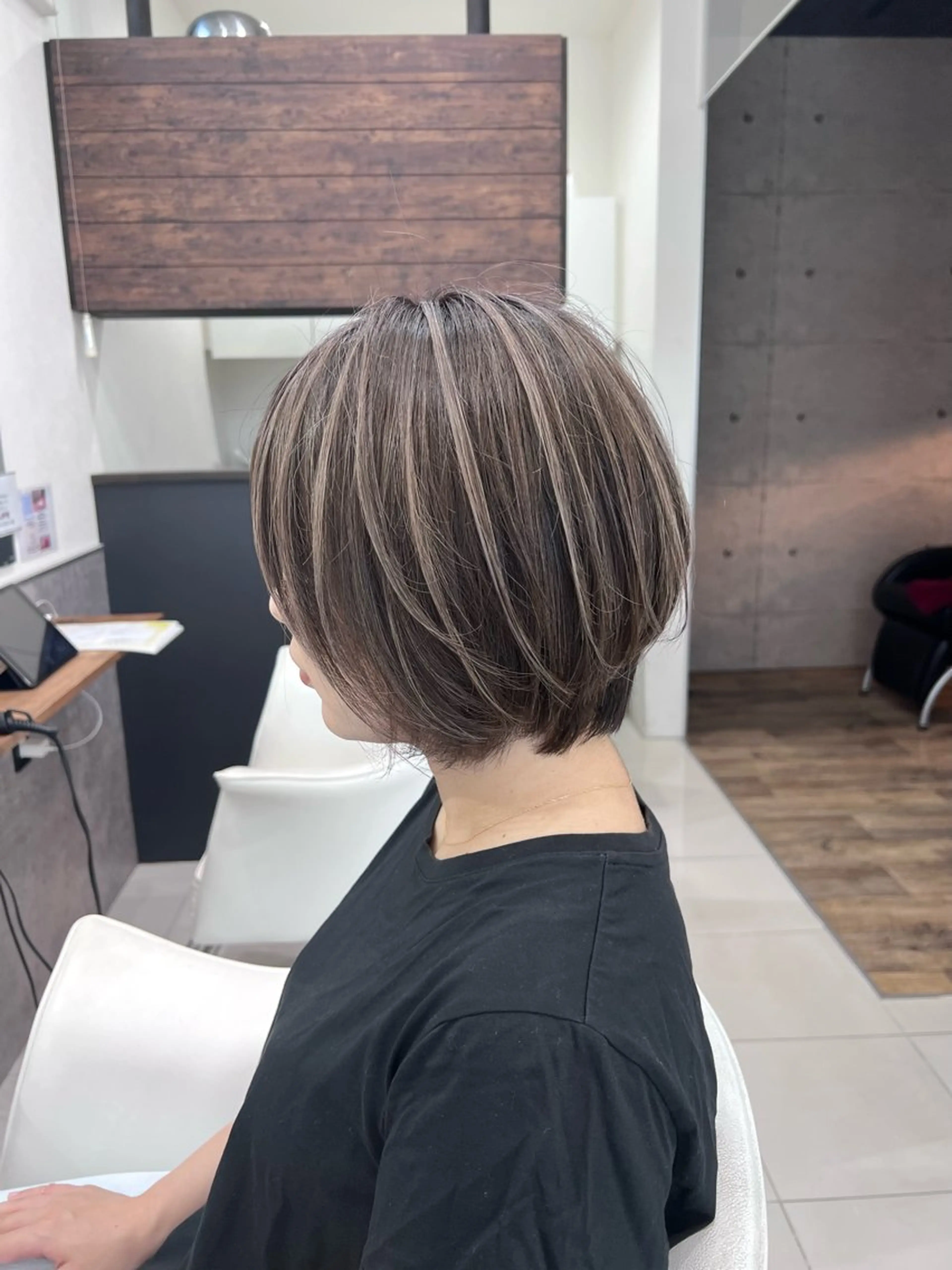 ショート カラー ハイライトカラー ハイライト ヘアカラー トリートメント VIRAL ヴァイラルのヘアスタイル