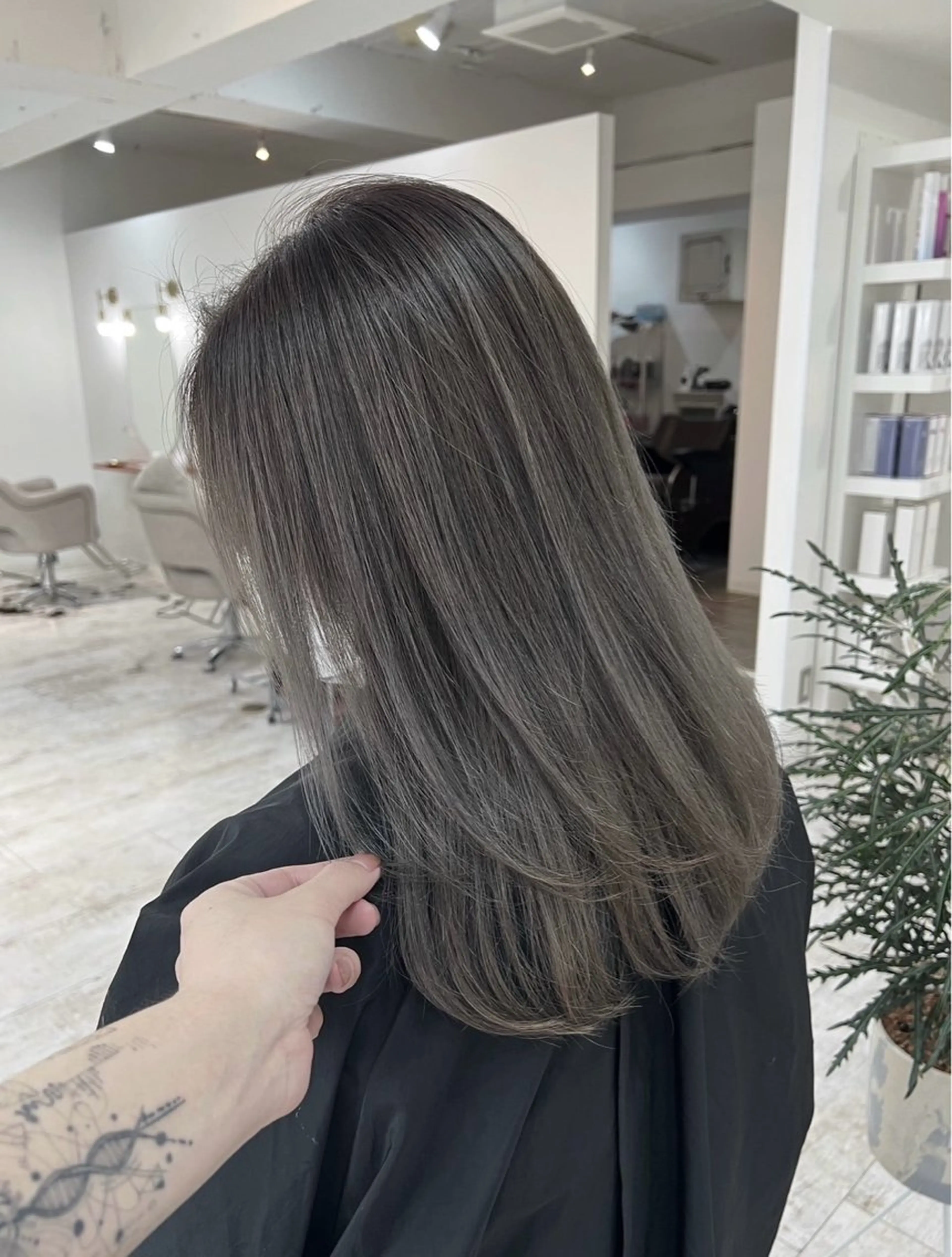 セミロング カラー バレイヤージュ ダークグレー ダークグレージュ グレージュ レイヤーカット ヘアカラー トリートメント 指名数No.1 /NAOYAのヘアスタイル