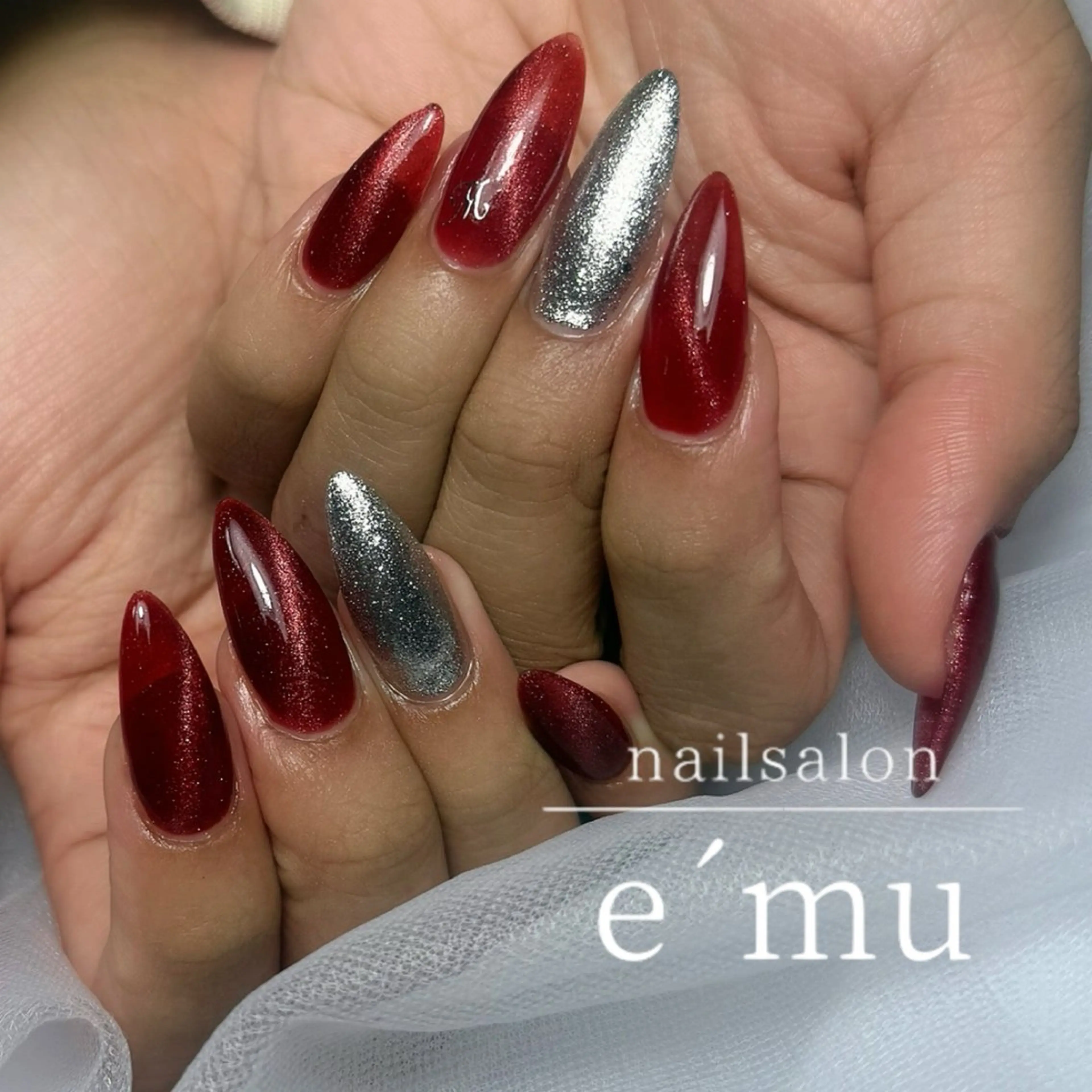 ネイル ラメ(グリッター) 赤色 シルバー ハンドネイル nailsalon e´muのネイルデザイン