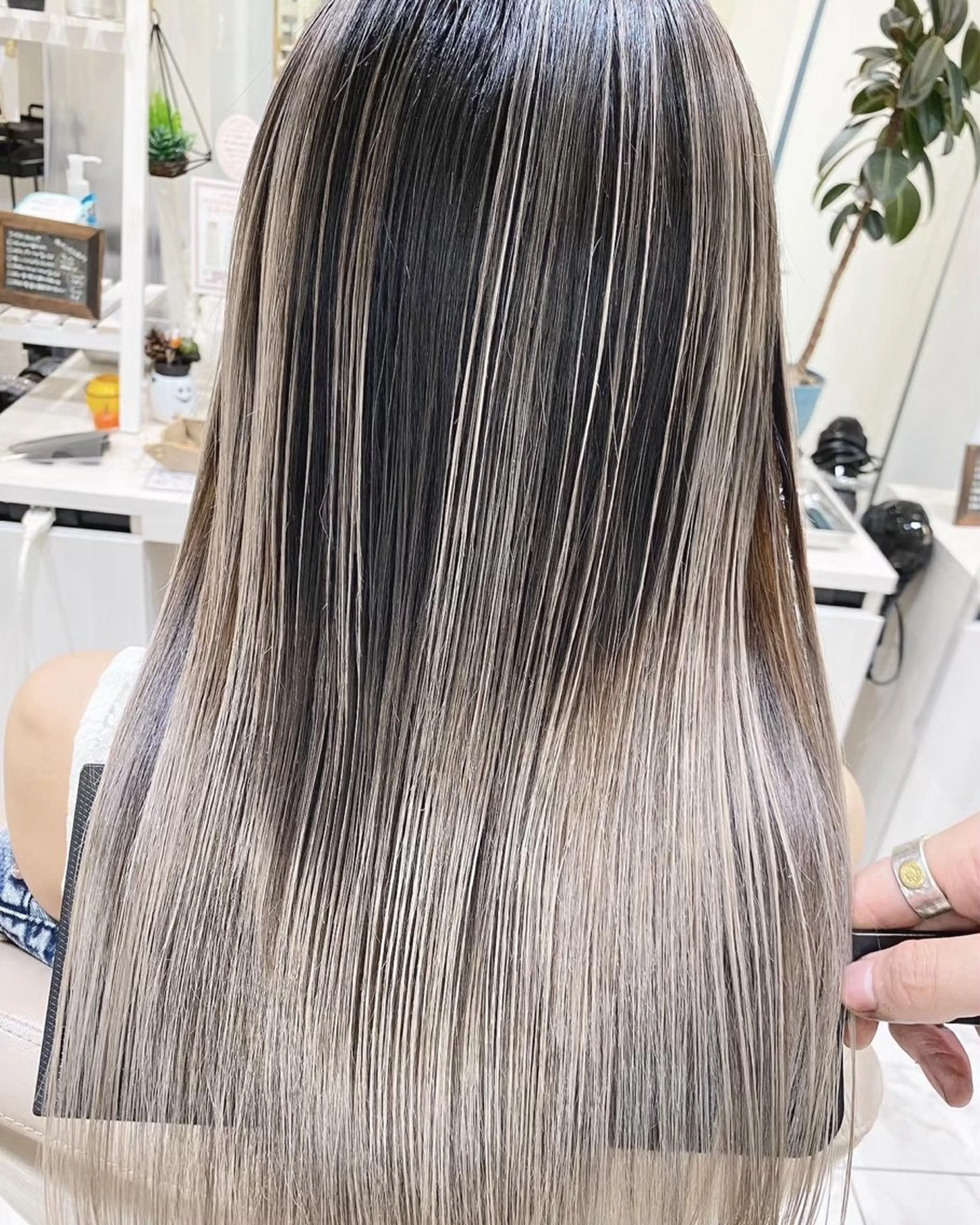 ダメージを抑えてブリーチしたい方はこちら✨️｢ケアブリーチ＋オンカラー＋髪質改善」の写真