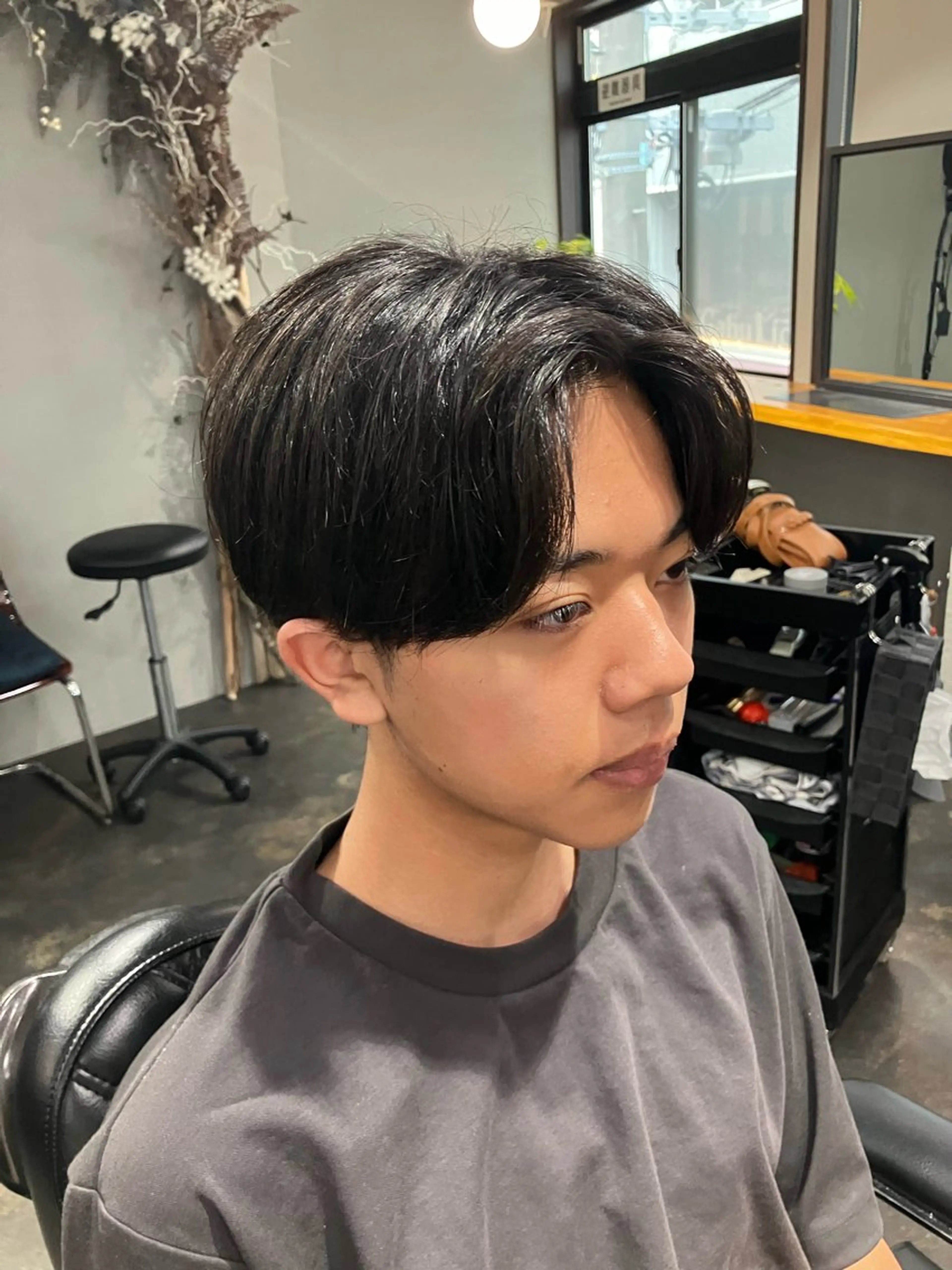 カット+黒染めカラー ¥6930の写真