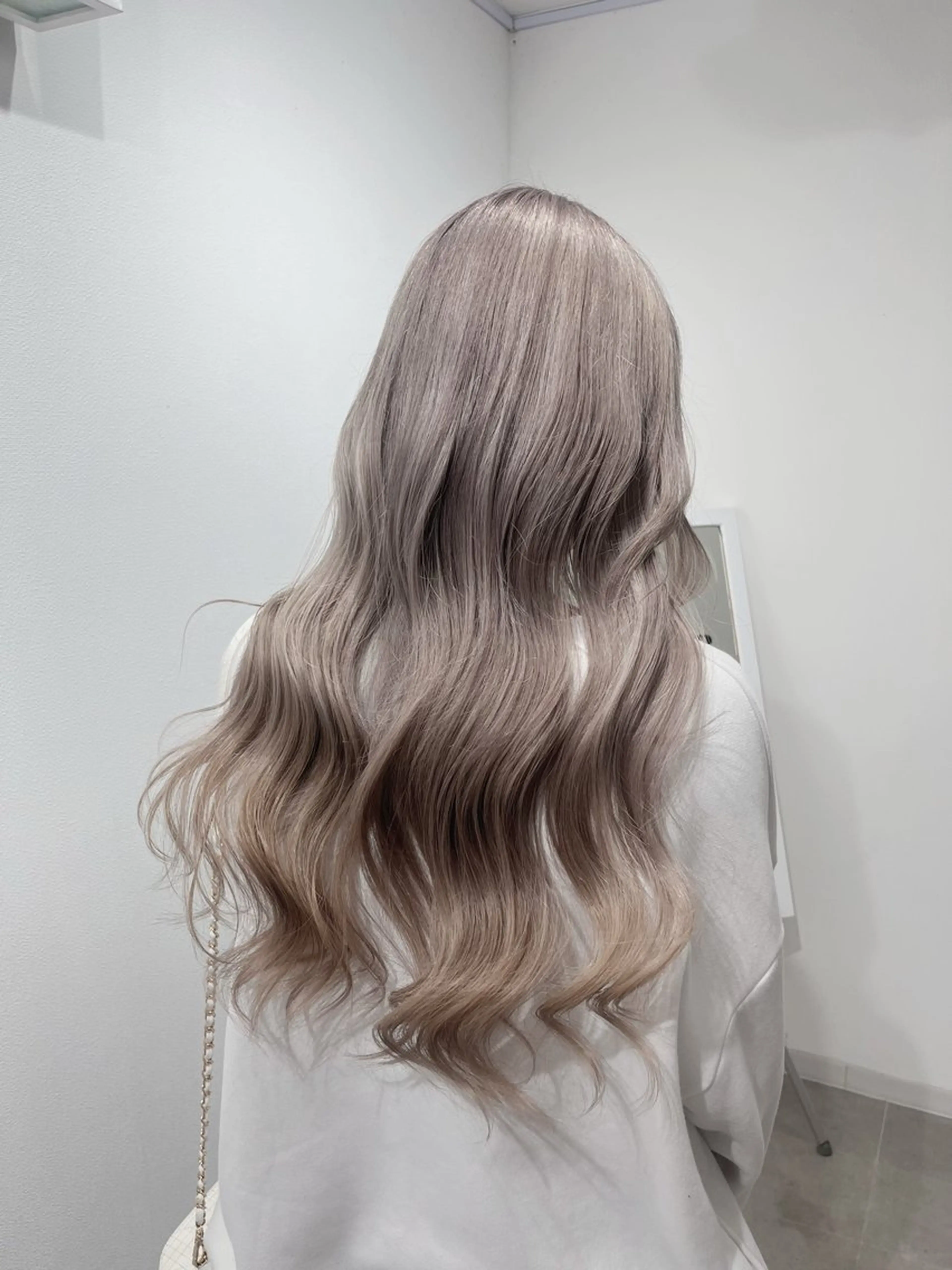 ロング カラー ベージュカラー ブリーチ ホワイトベージュ ヘアカラー トリートメント 韓国ヘア🇰🇷 RYOTAのヘアスタイル