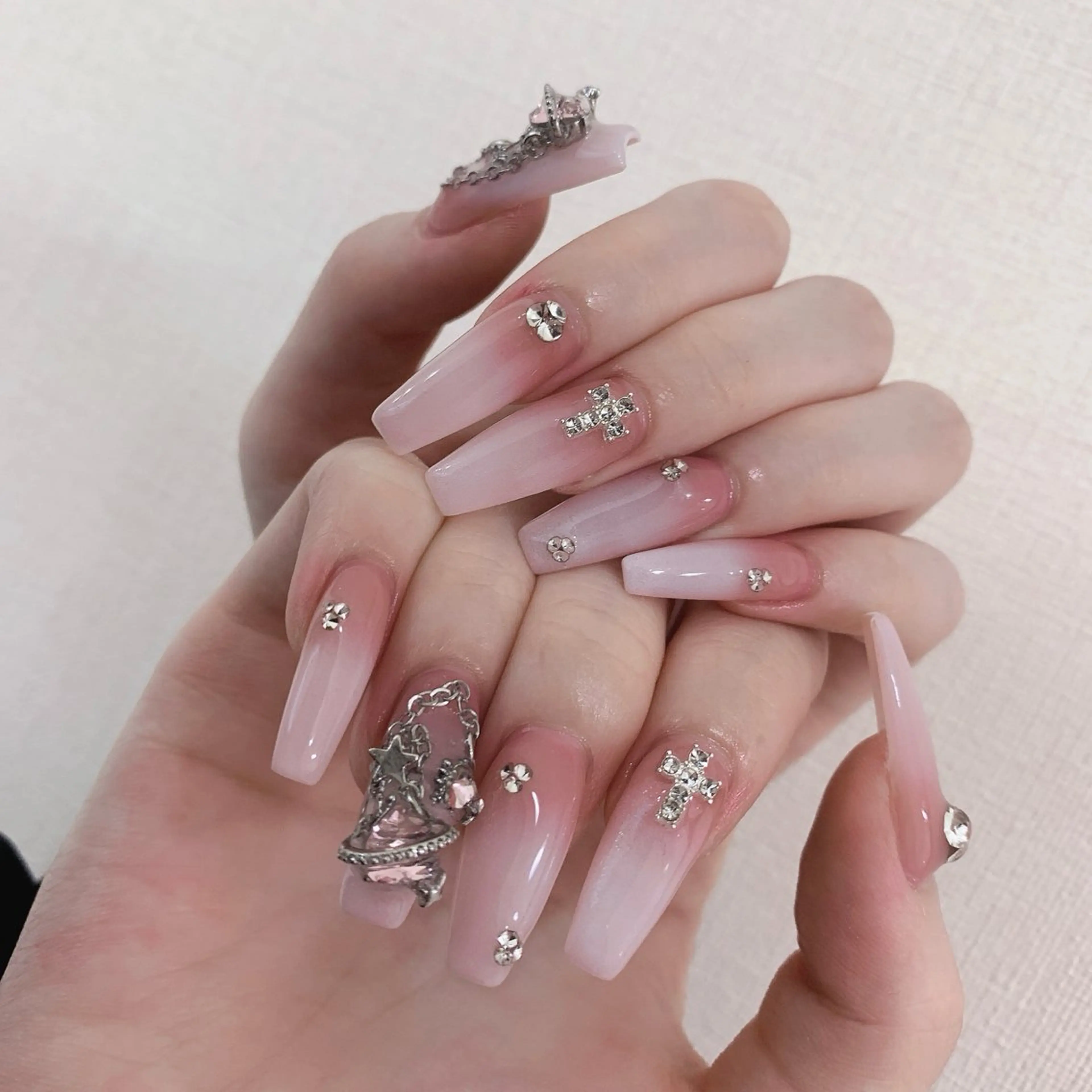 ネイル グラデーション キラキラネイル 春ネイル 夏ネイル ワンホンネイル ハンドネイル Rainbow Nailのネイルデザイン