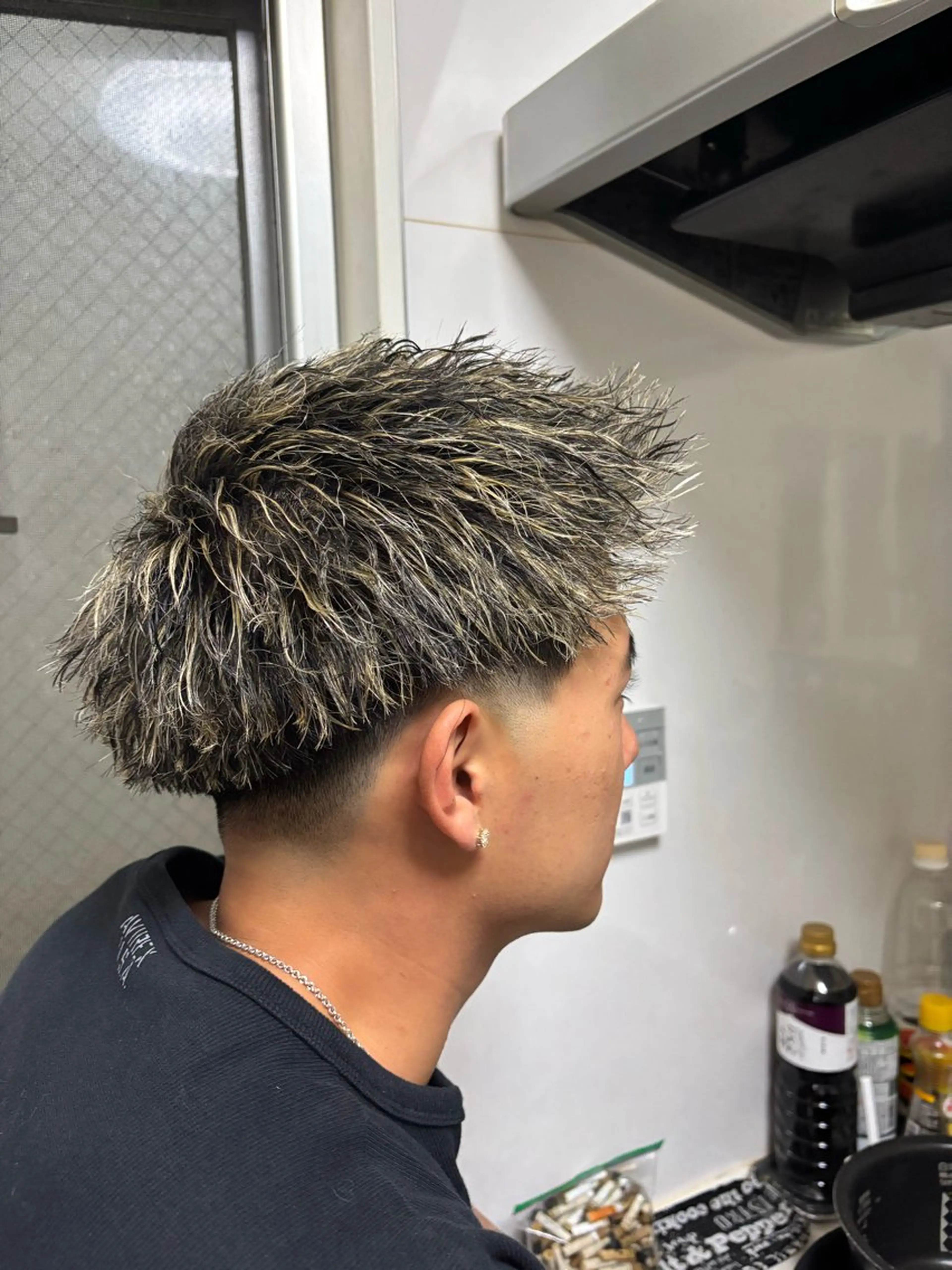 ショート カラー パーマ メンズ メンズメッシュ メッシュ カット ヘアカラー パーマ WINDbyCIEL TWISTメンズパーマ特化/ホワイトメッシュ【ウィンドバイシエルツイスト】所属・メンズ超特化型美容師 田島翼のヘアスタイル