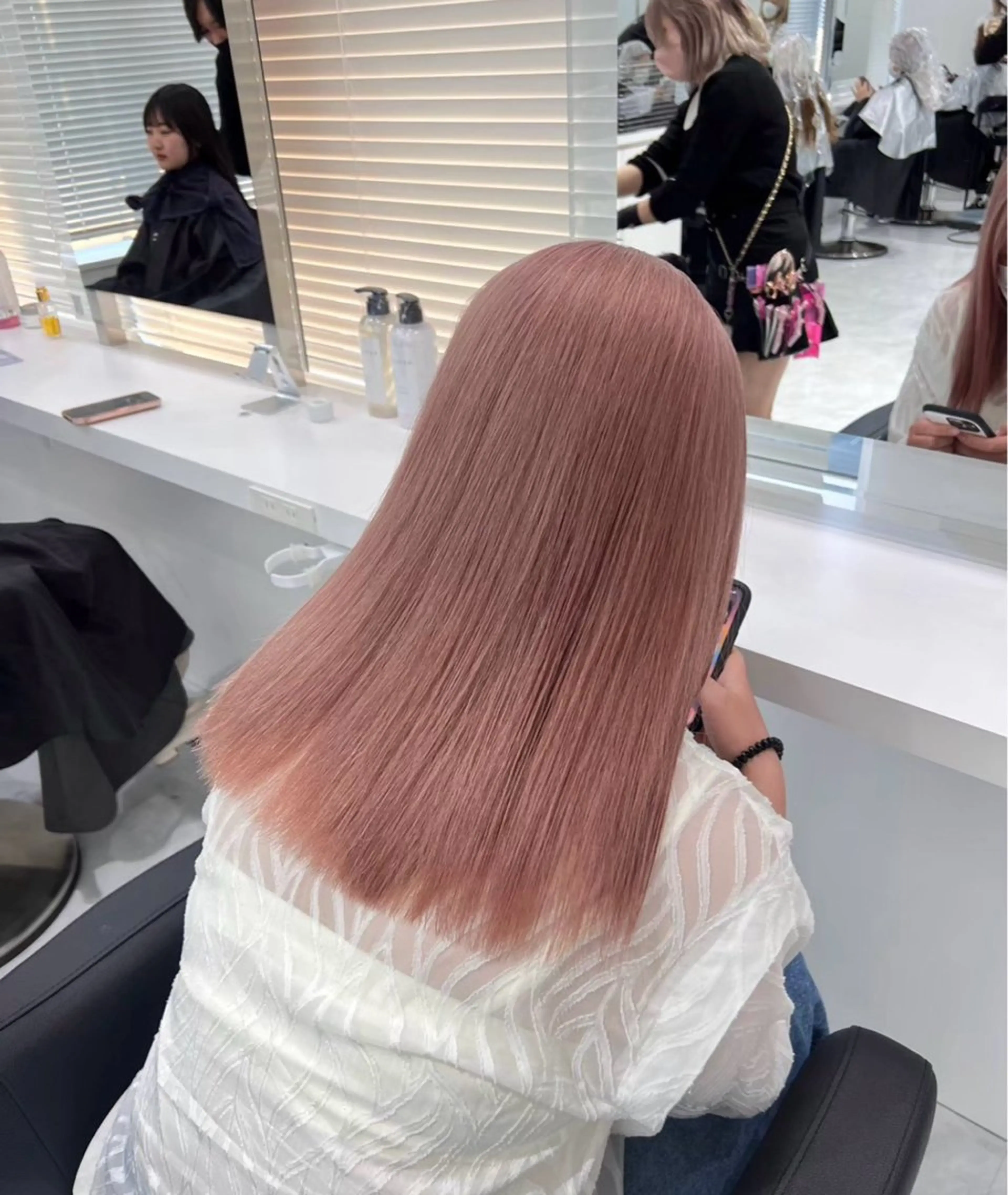 セミロング カラー ヘアアレンジ ベージュカラー 黒髪 ブリーチ ハイトーンカラー ピンクカラー ヘアカラー トリートメント ヘアセット 🫧モテる💗ダメー ジレスハイトーン🫧のヘアスタイル