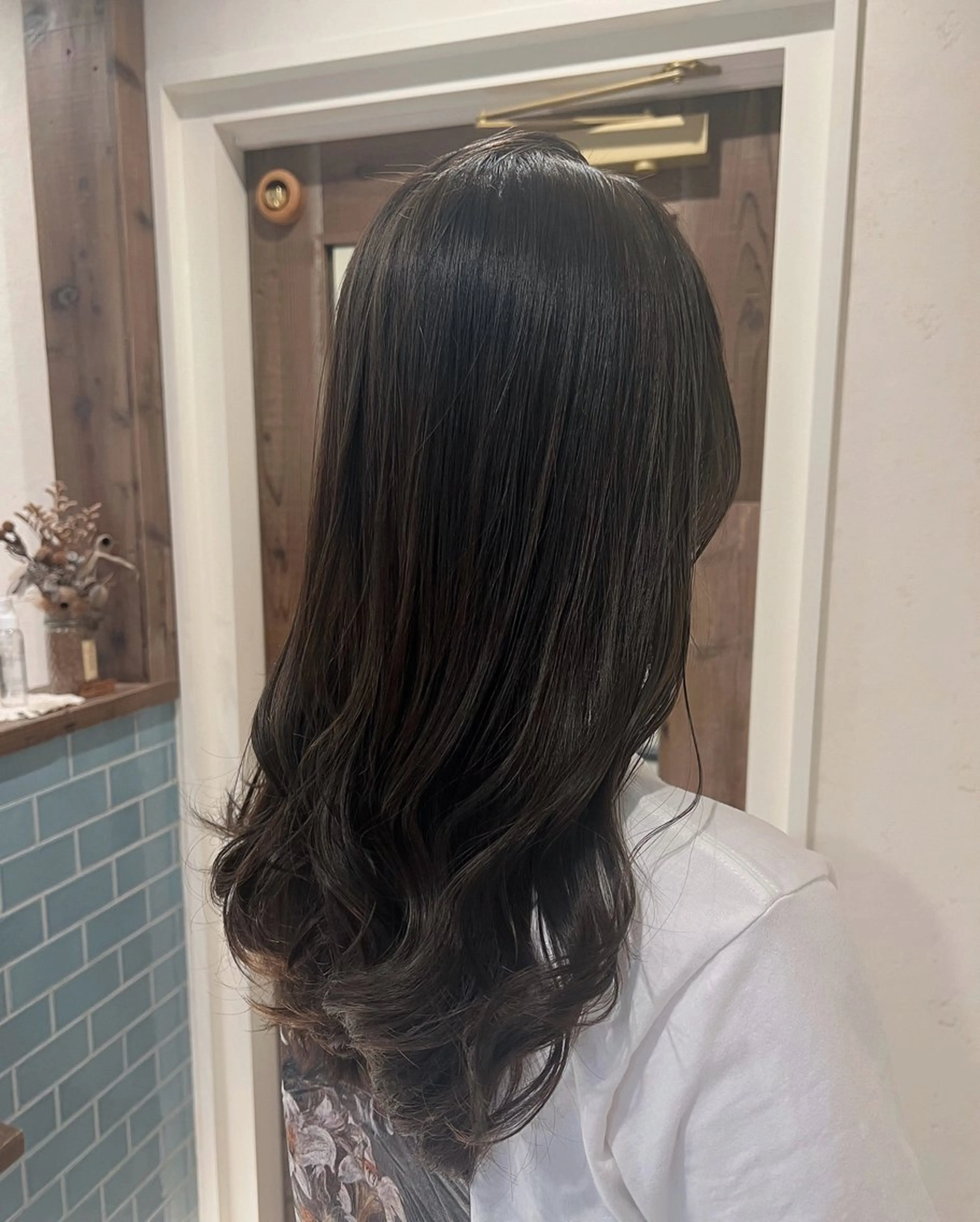 ロング カラー アッシュ アッシュグレー カット ヘアカラー 工藤 梨花のヘアスタイル