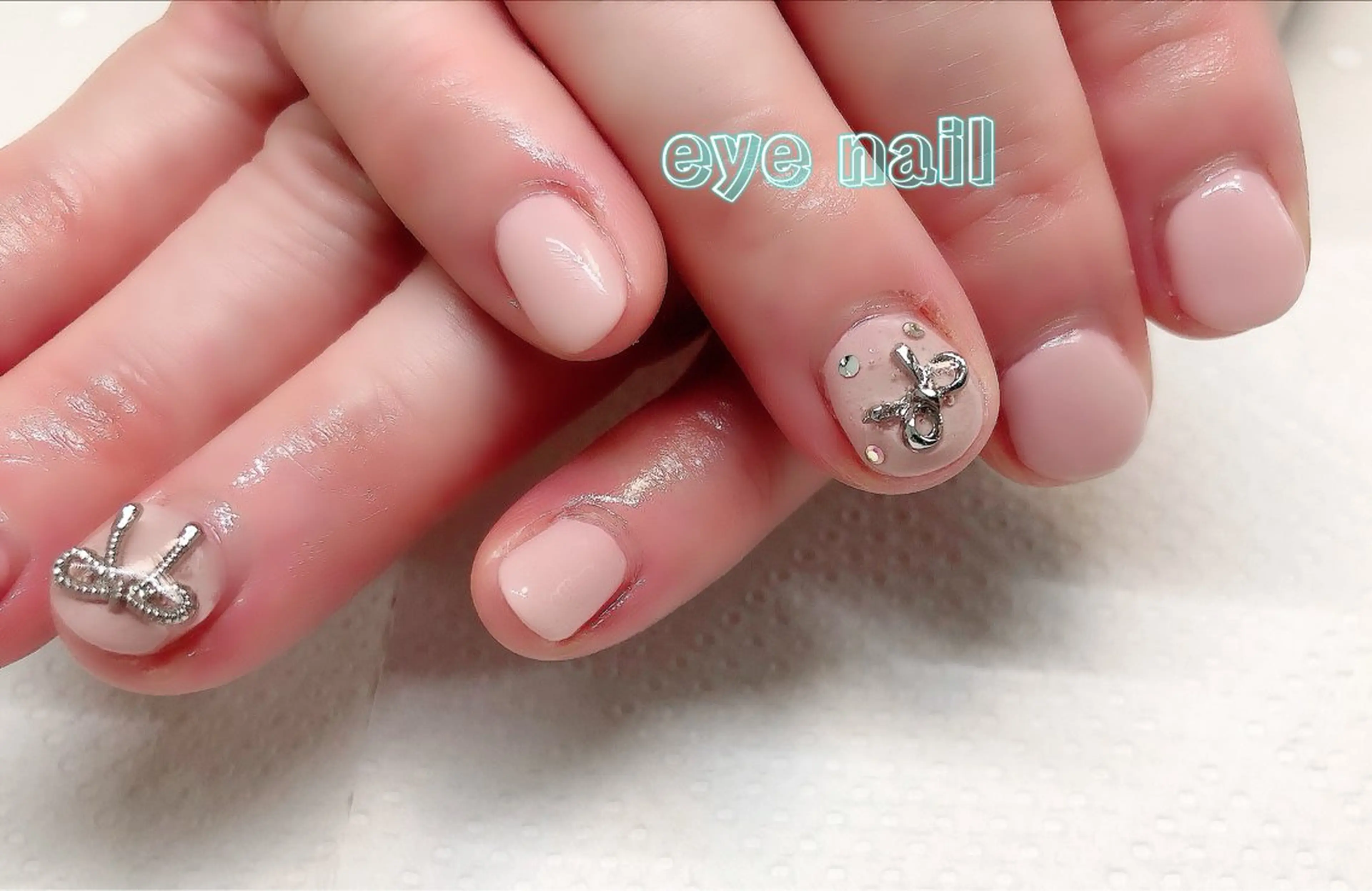 ネイル ピンク ピンクベージュ リボン ストーンネイル ハンドネイル Eye nailのネイルデザイン
