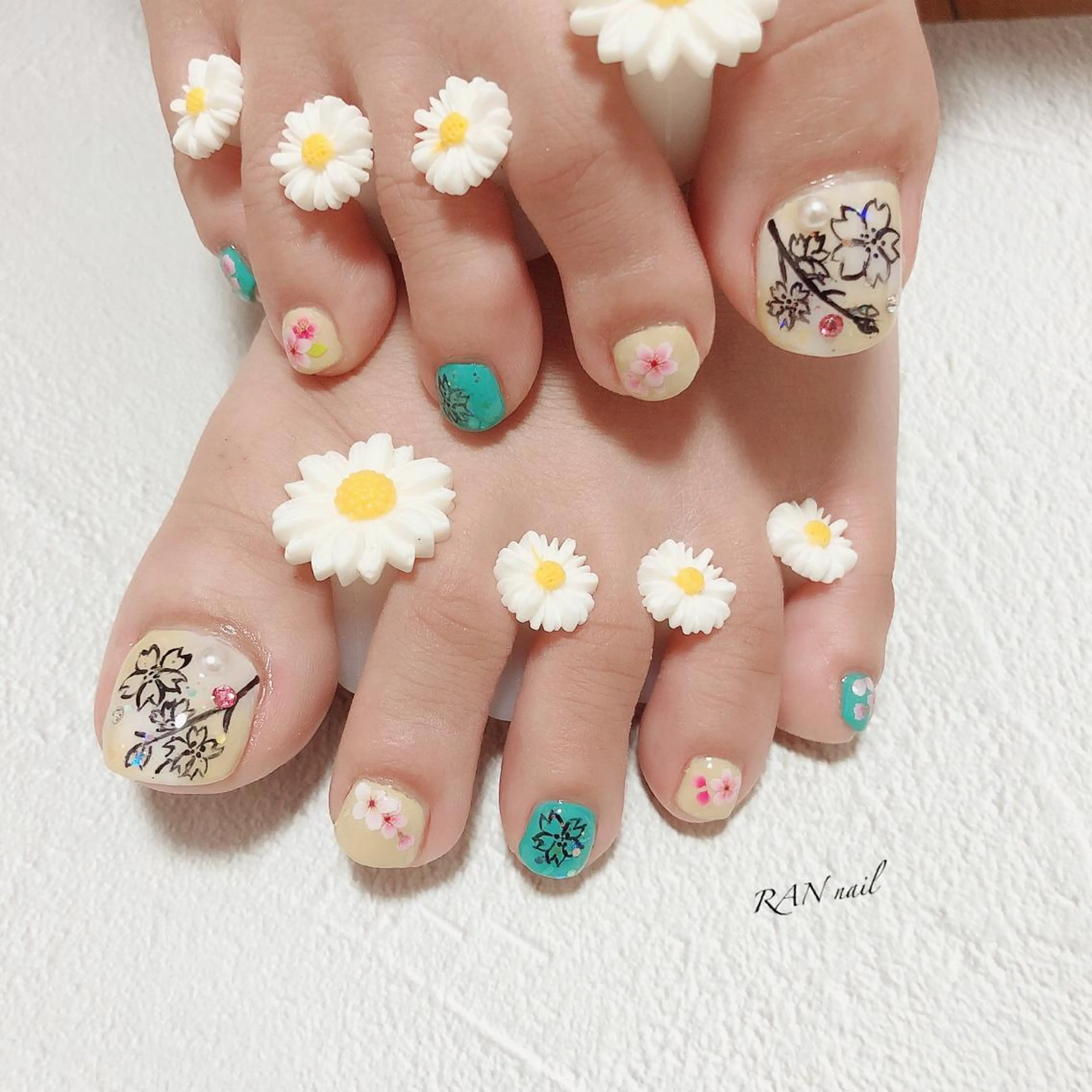 ネイル 桜ネイル フラワーネイル フットネイル グリーン ラメ(グリッター) ハンドネイル フットネイル RAN nail 〜ランネイル〜所属・RAN nailのネイルデザイン
