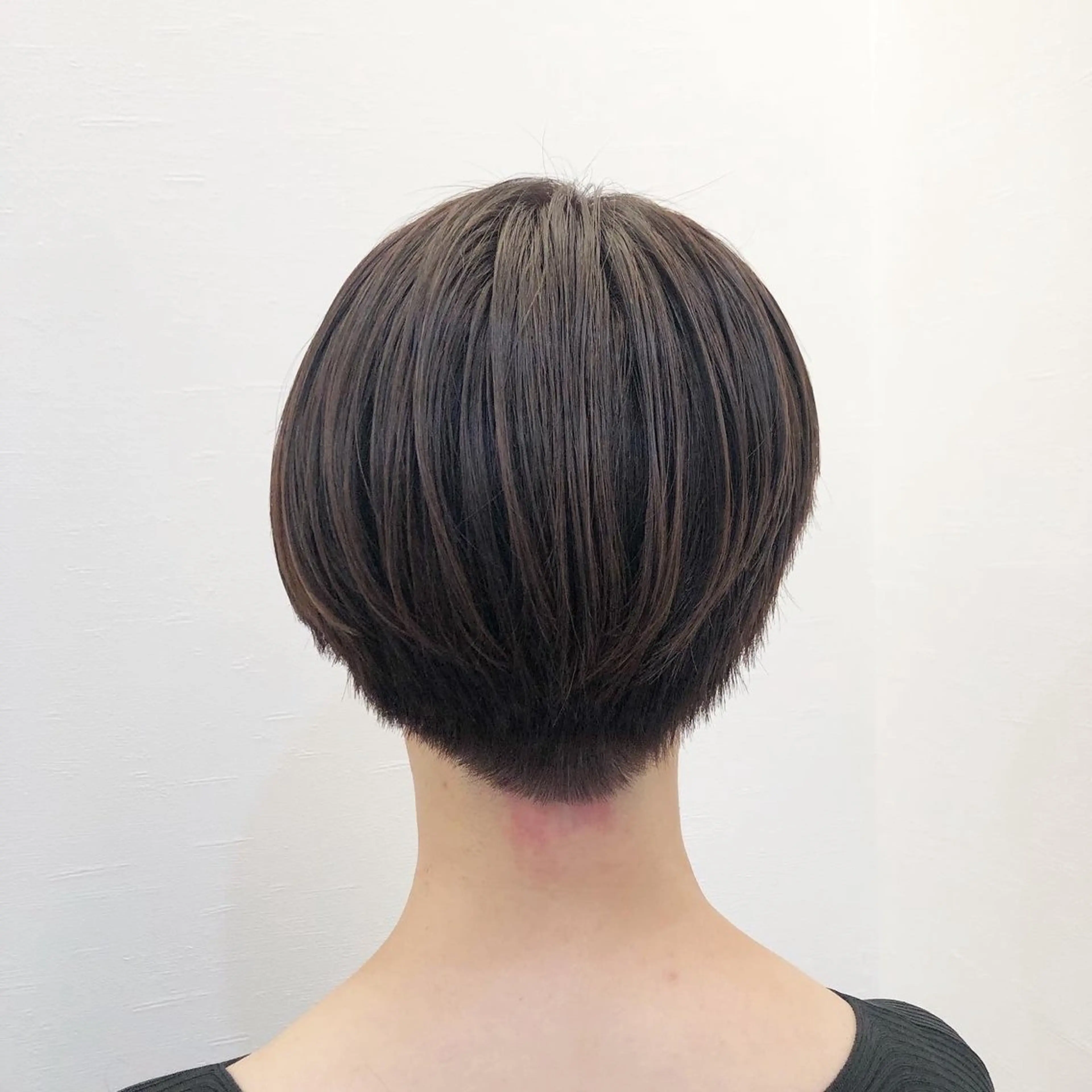 ショート ツノガイ エリのヘアスタイル