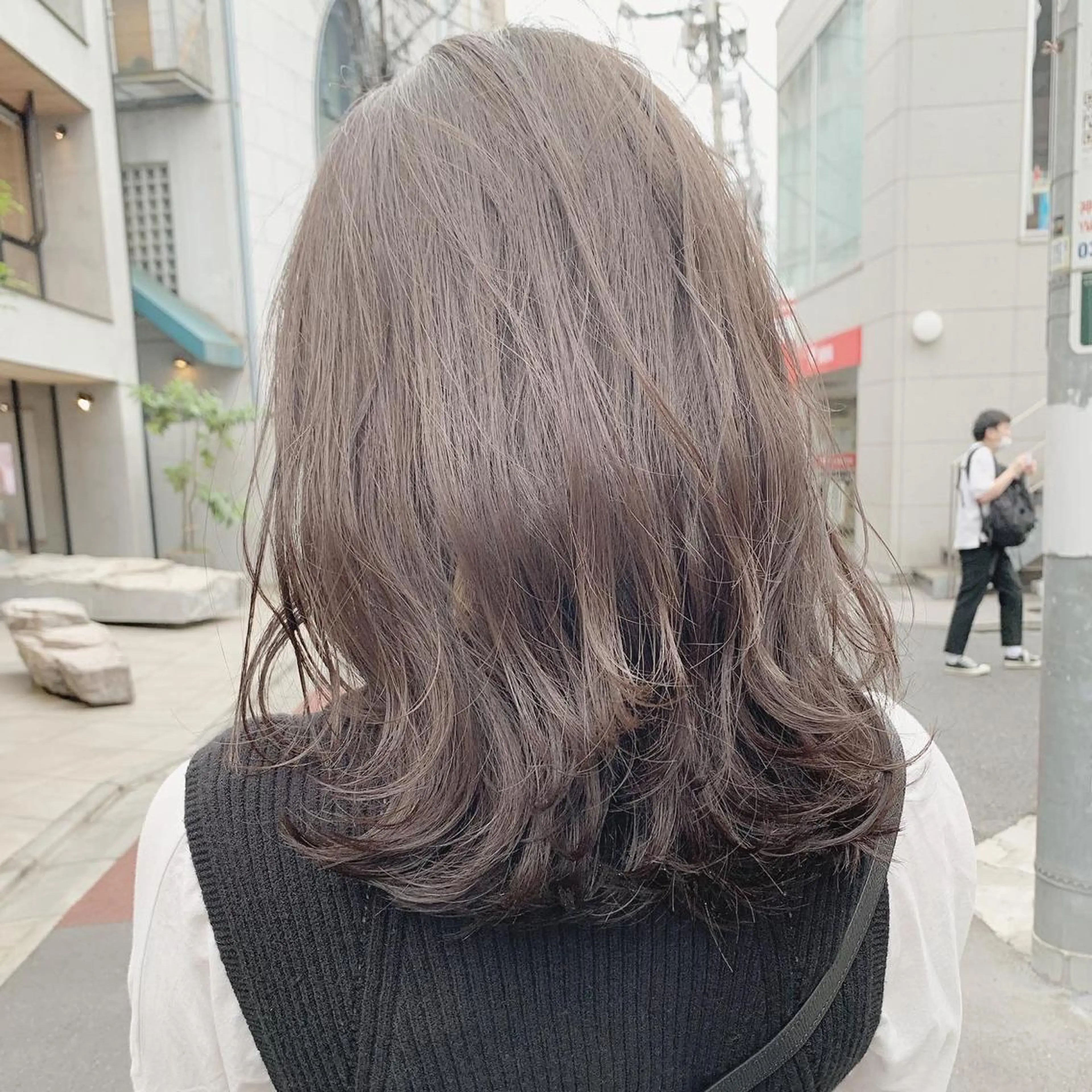 セミロング カラー ハイトーンボブ 前田 表参道　グレージュのヘアスタイル