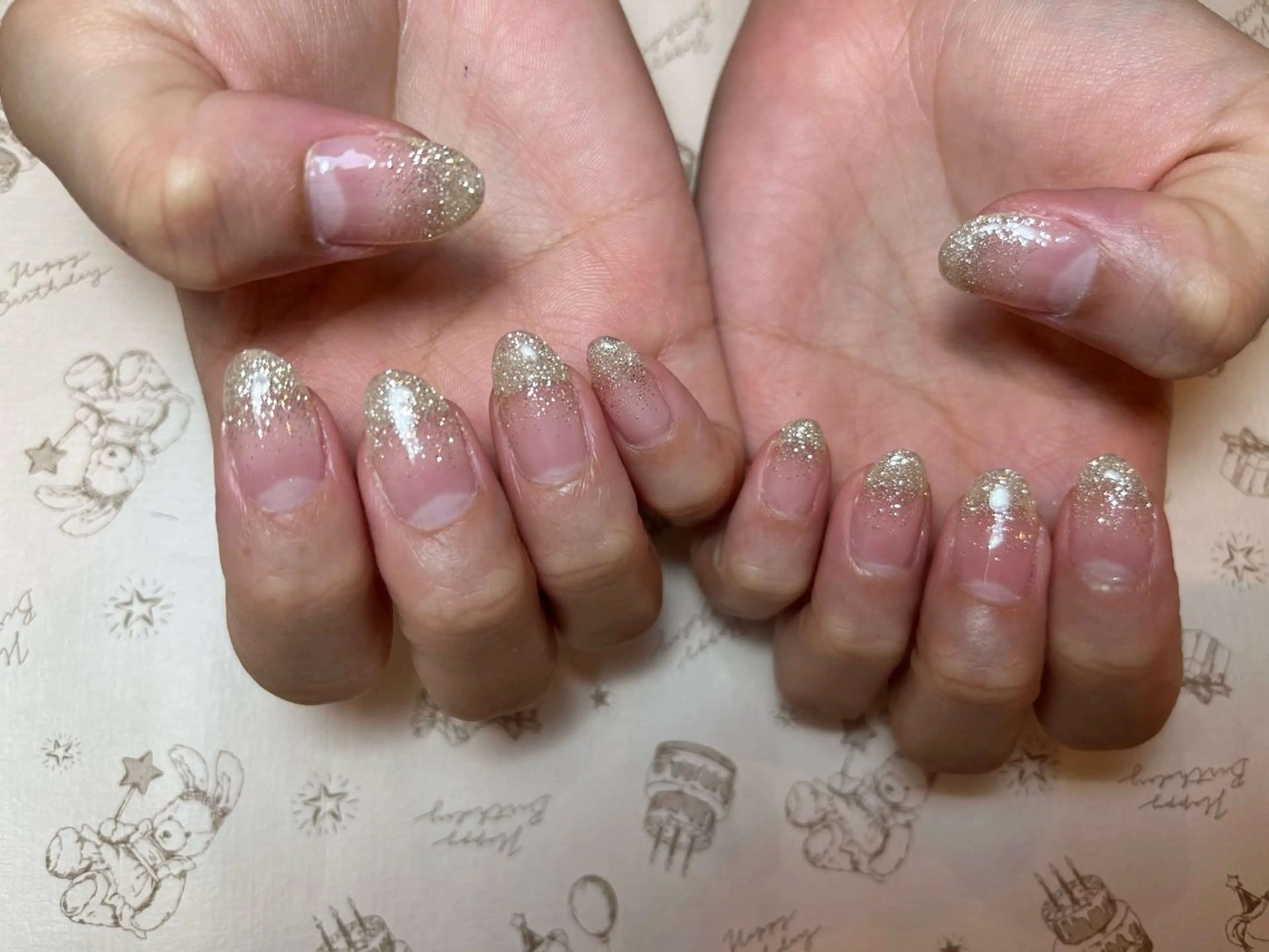 ネイル グラデーション ラメ(グリッター) ラメグラデーション シルバー ホワイト ハンドネイル arce amiのネイルデザイン