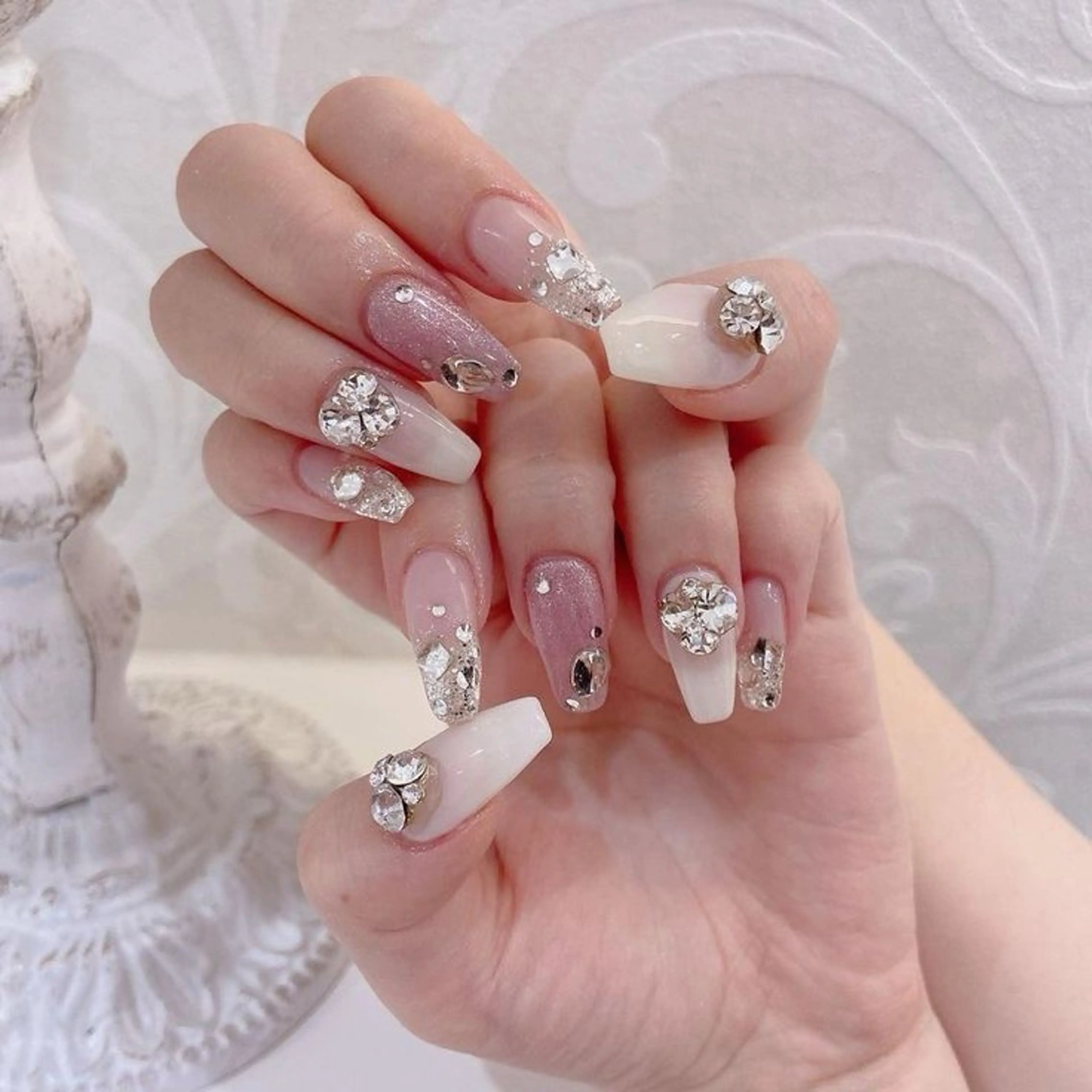 ネイル マグネットネイル ピンク ネイルチップ 冬ネイル クリスマス ハンドネイル Lee Nailsのネイルデザイン