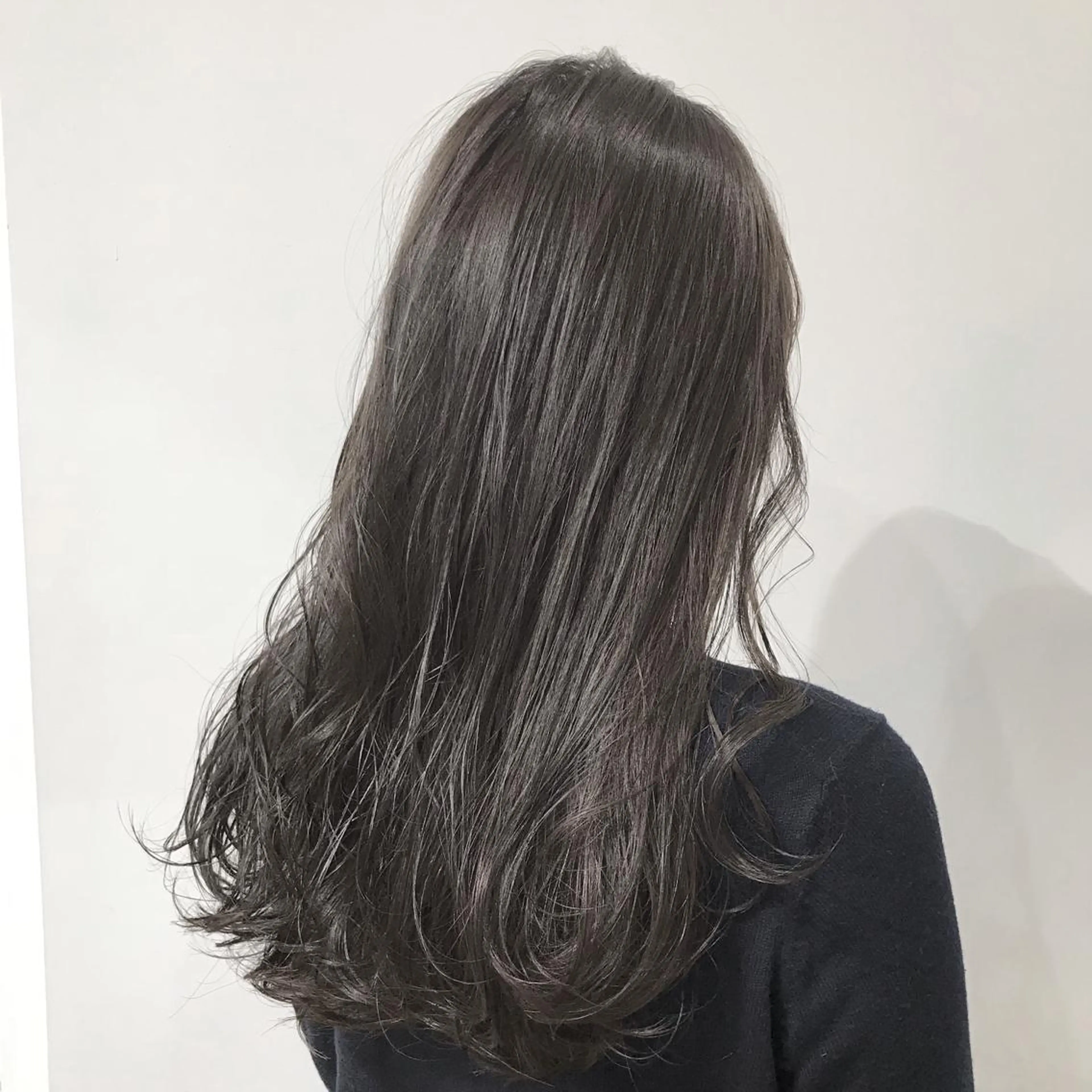 ロング カラー アッシュ アッシュブラック 黒髪 ヘアカラー トリートメント salowin梅田所属・レイヤー/顔周り /AKARIのヘアスタイル