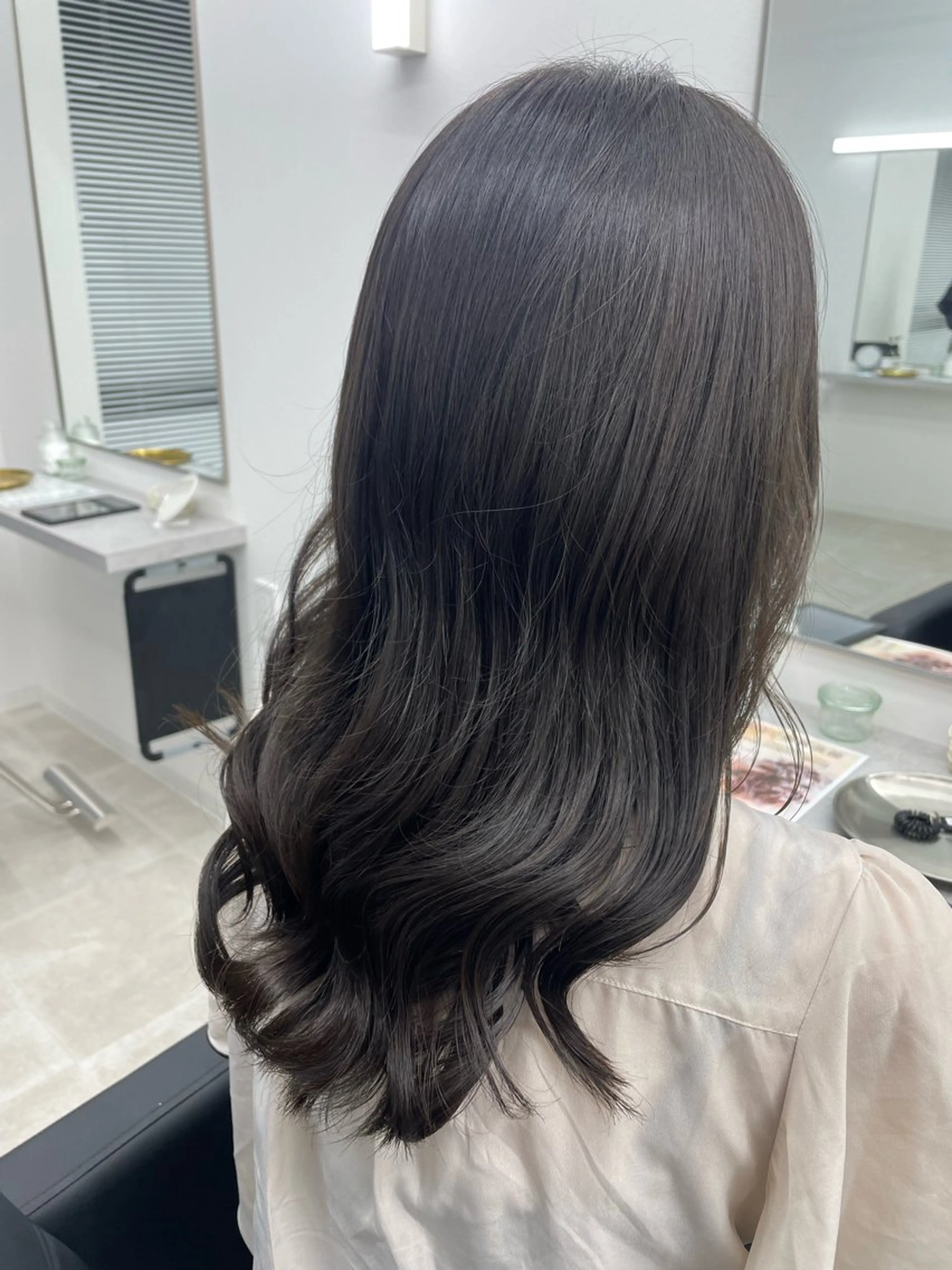ロング カラー グレージュ オリーブグレージュ オリーブグレー 💕透明感赤味カラー ぱっつんボブ🩷のヘアスタイル