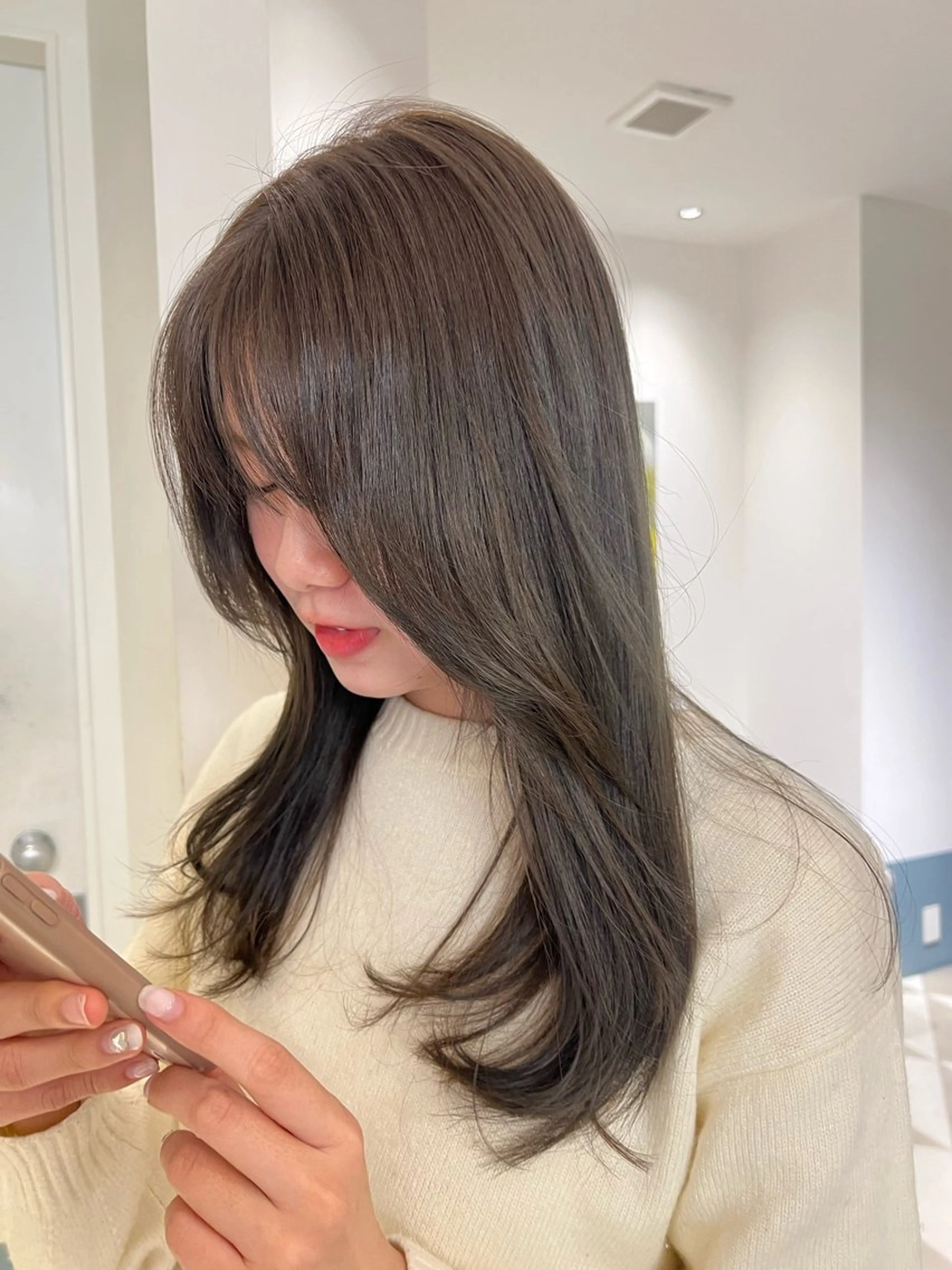 セミロング カラー 成岡 愛美のヘアスタイル