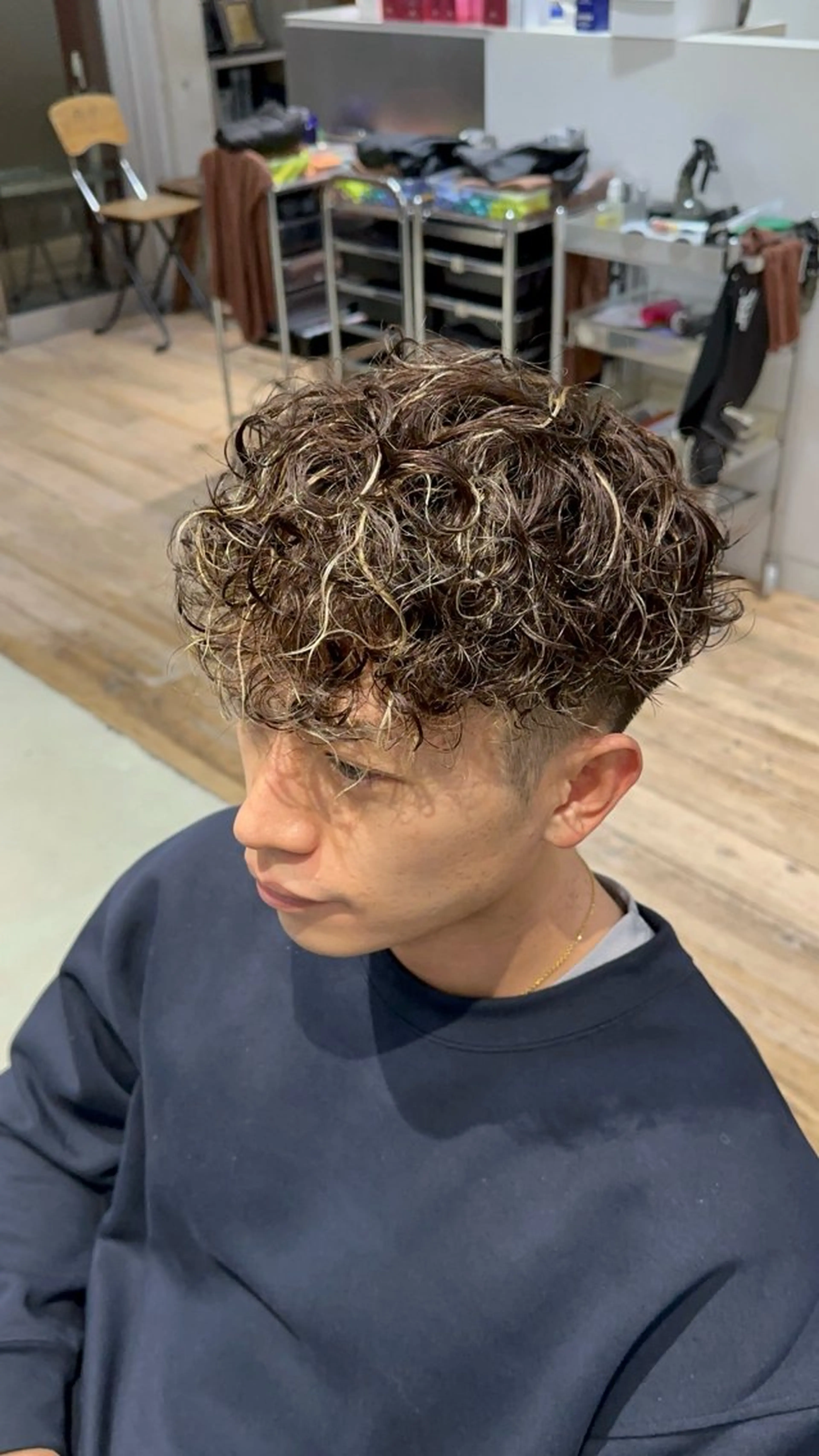 カラー パーマ メンズ メンズハイライト スペインカール ハイライトカラー fifth原宿 宮部蓮のヘアスタイル