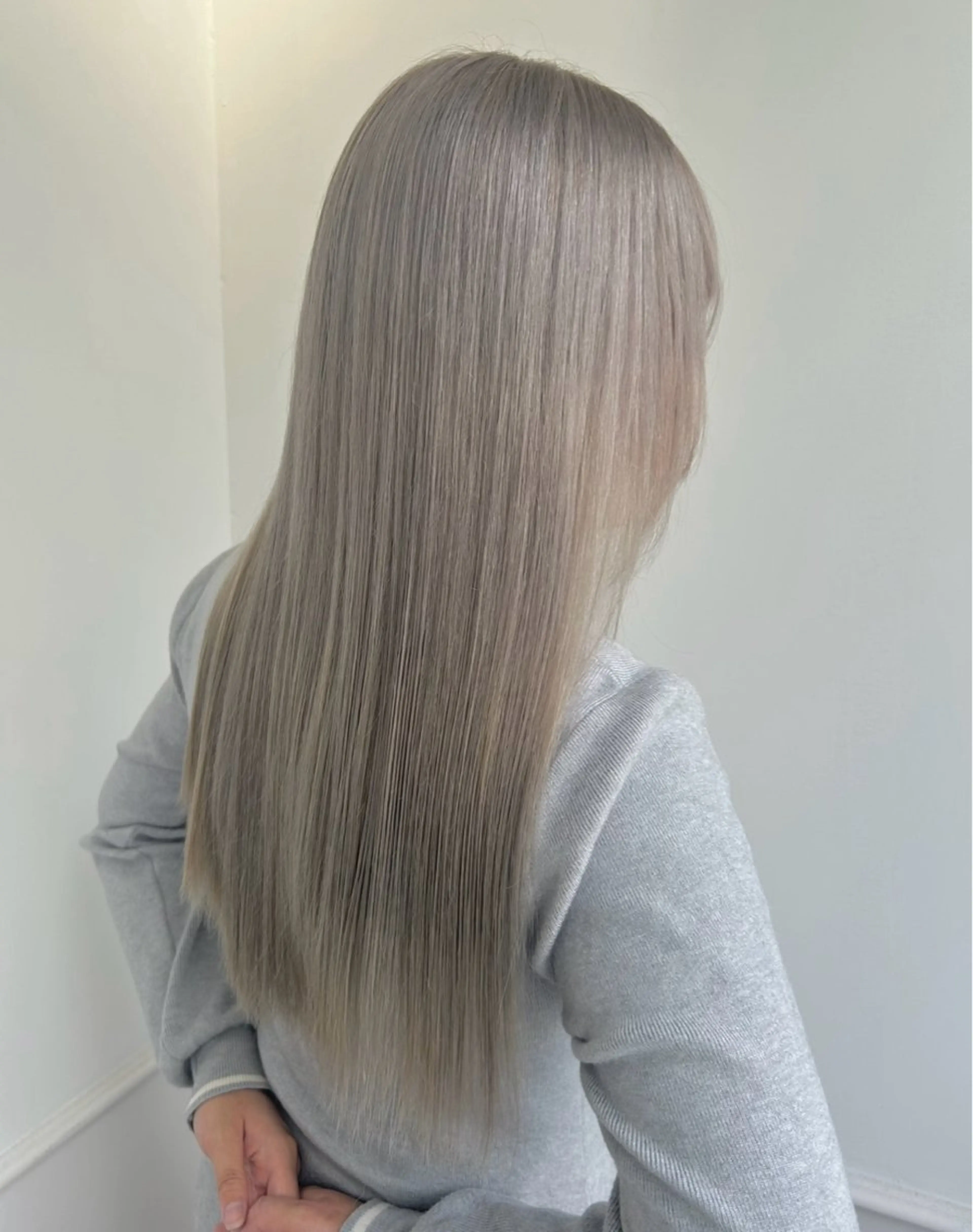 カラー ブリーチ ニトウ レイナのヘアスタイル
