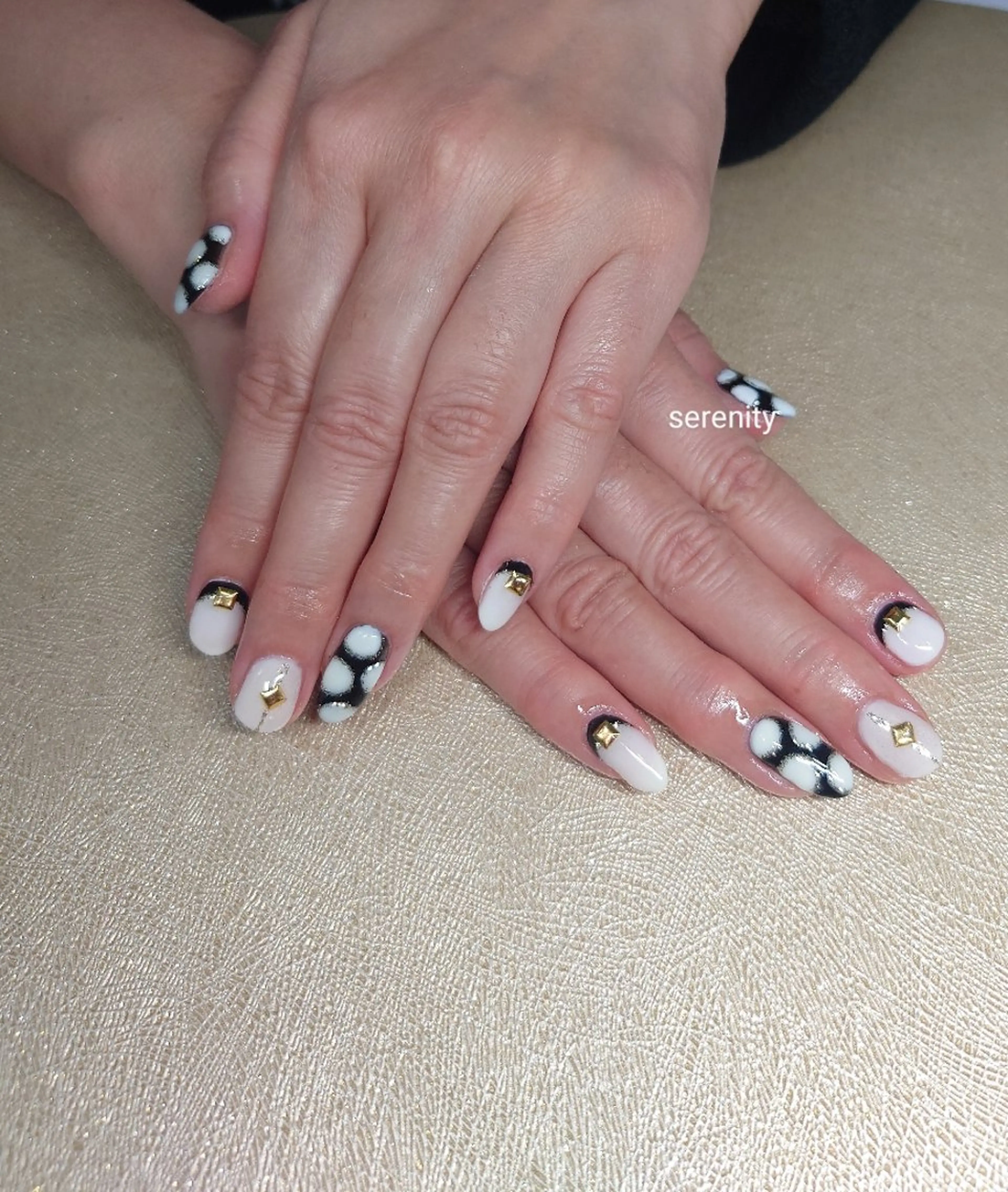ネイル ドット ゴールド 持ち込み ホワイト nail  serenityのネイルデザイン