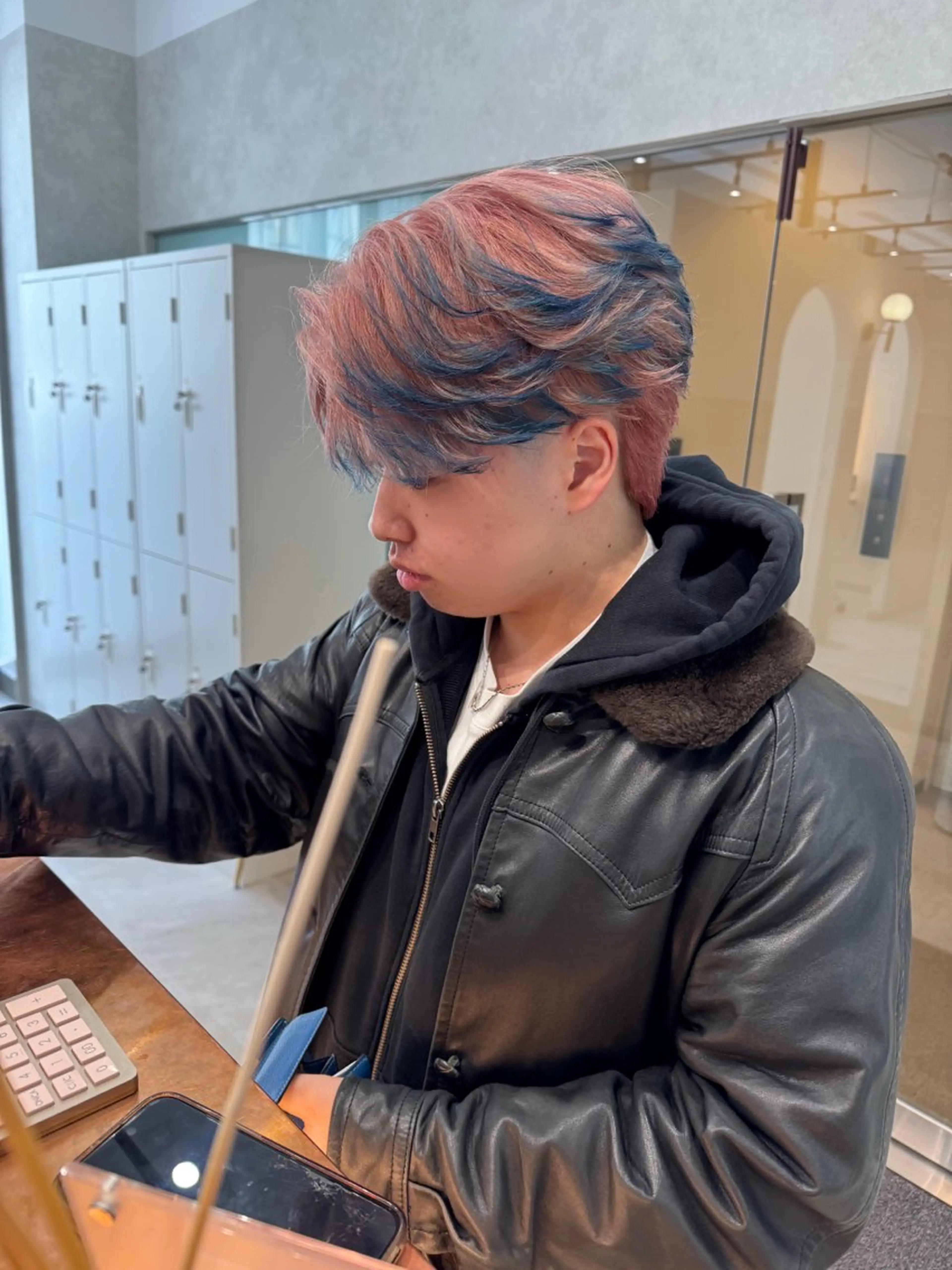 カラー メンズ メンズブリーチ ブリーチ カット ヘアカラー mahoメンズ/韓国 🦋センターパートのヘアスタイル