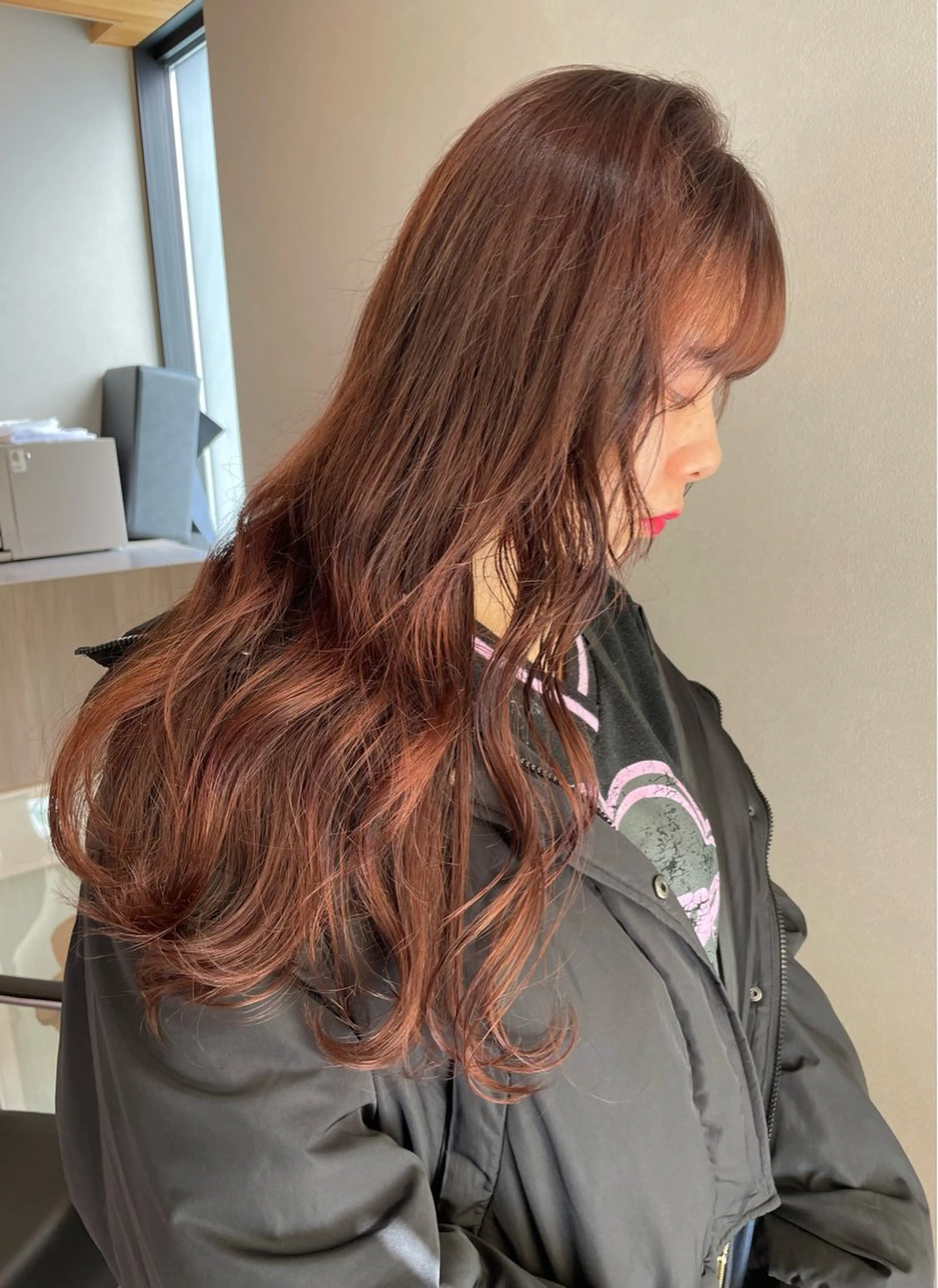 ロング ピンクブラウン 小倉 愛里のヘアスタイル