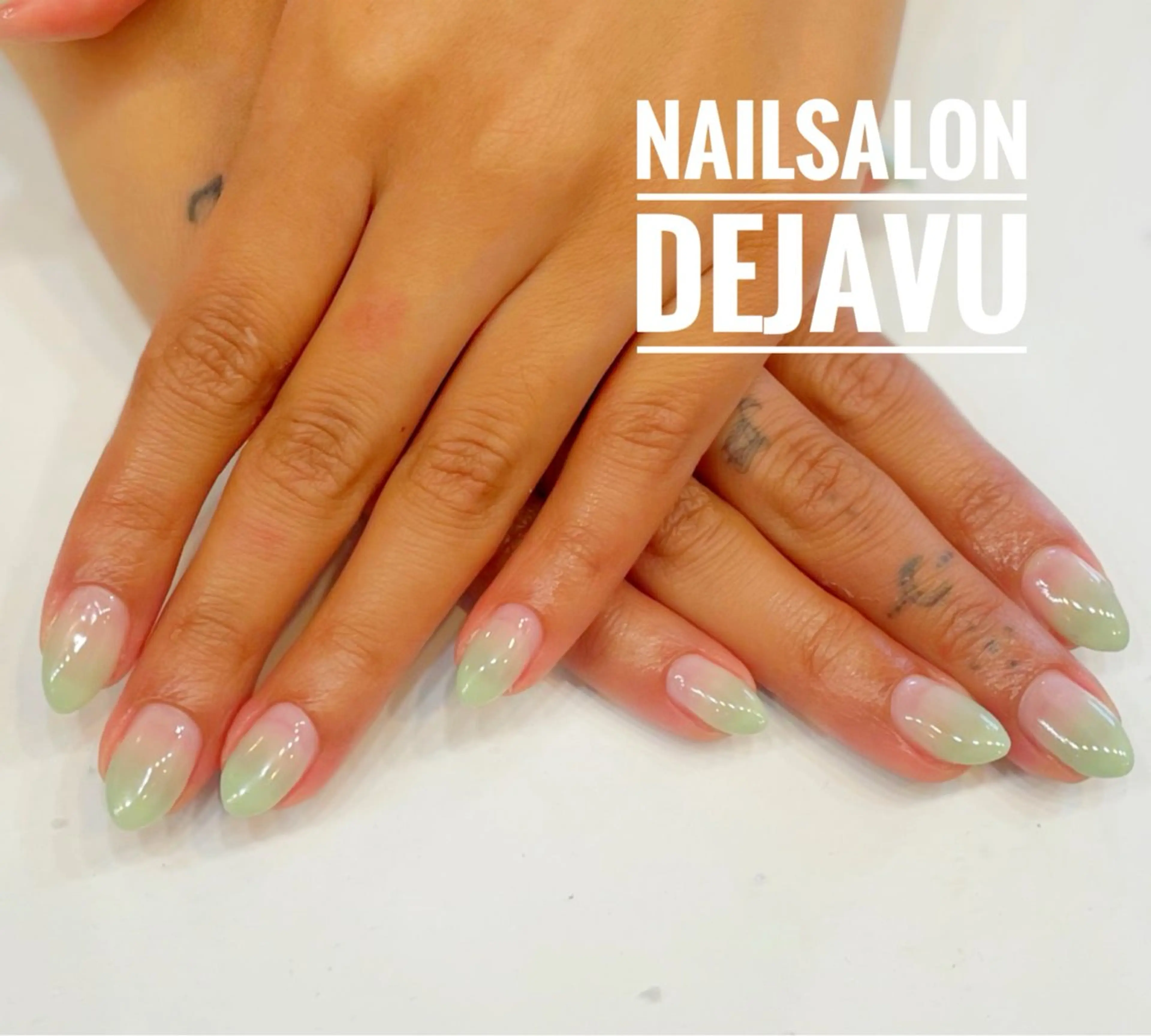 ネイル グラデーション グリーン ハンドネイル Nailsalon Dejavuのネイルデザイン
