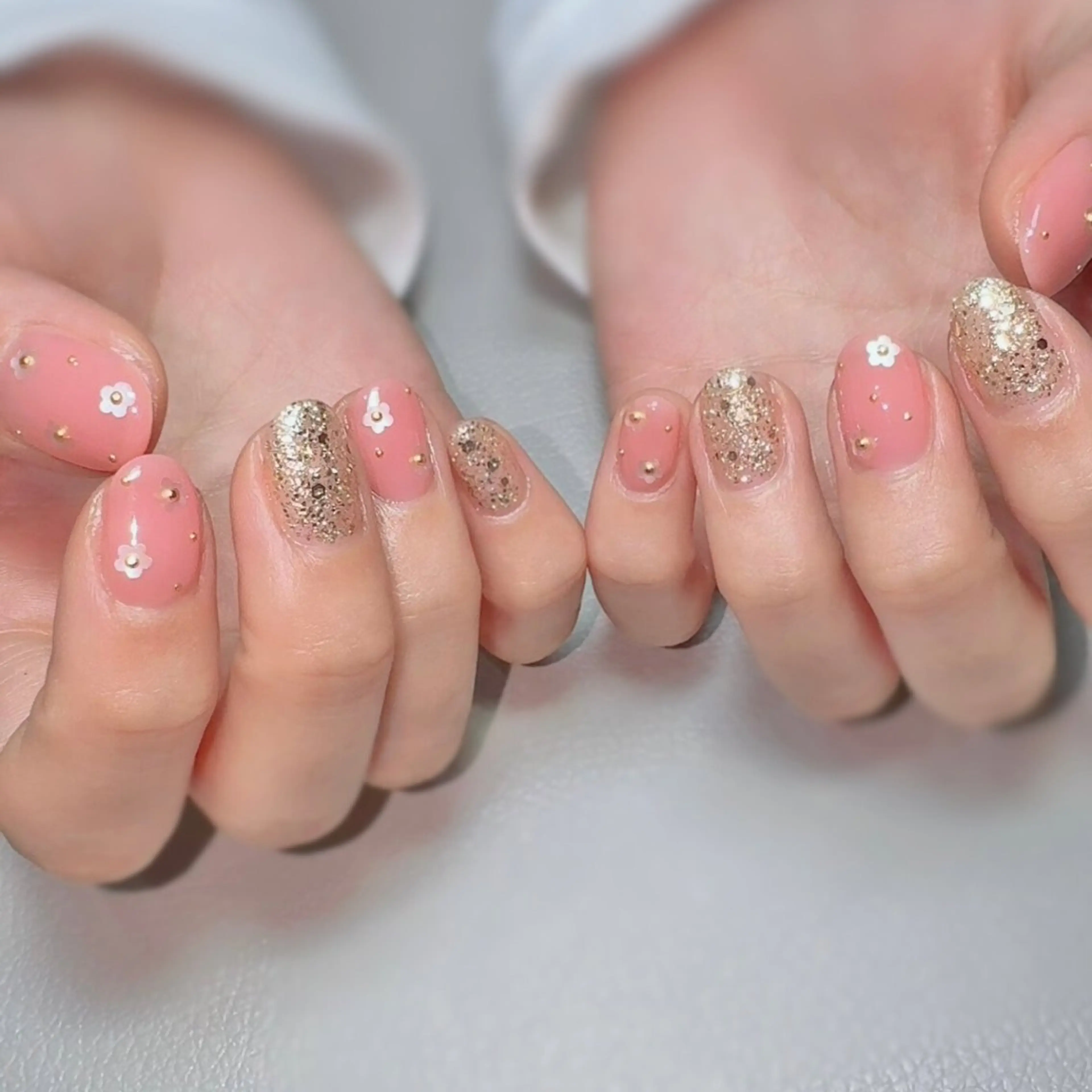 ネイル ジェルネイル ゴールド キラキラネイル ラメ(グリッター) オフィスネイル nailsalon urümのネイルデザイン