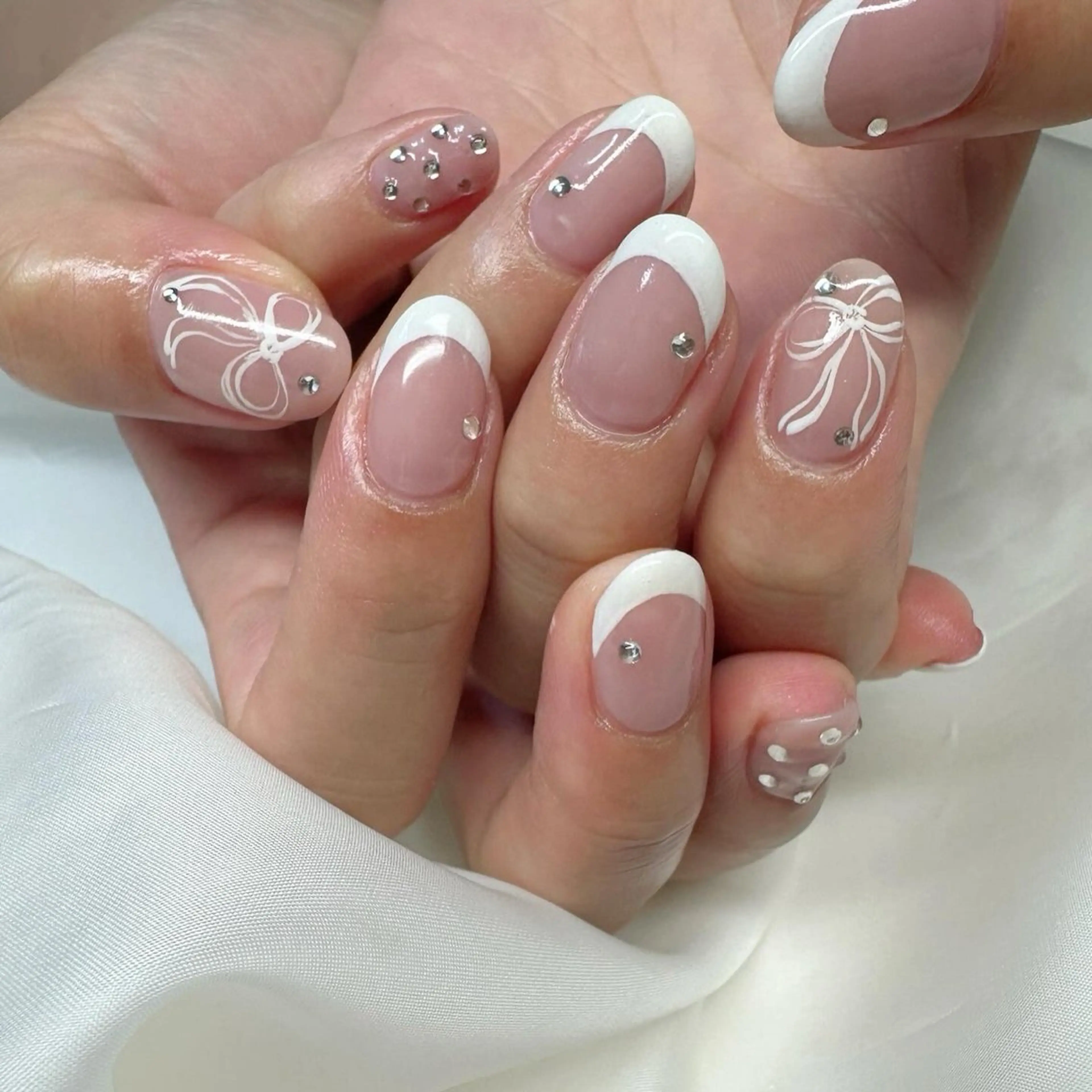 ネイル フレンチネイル 氷ネイル・うるうるネイル 韓国ネイル ニュアンスネイル リボン 🪞KAPE NAIL 🪞のネイルデザイン