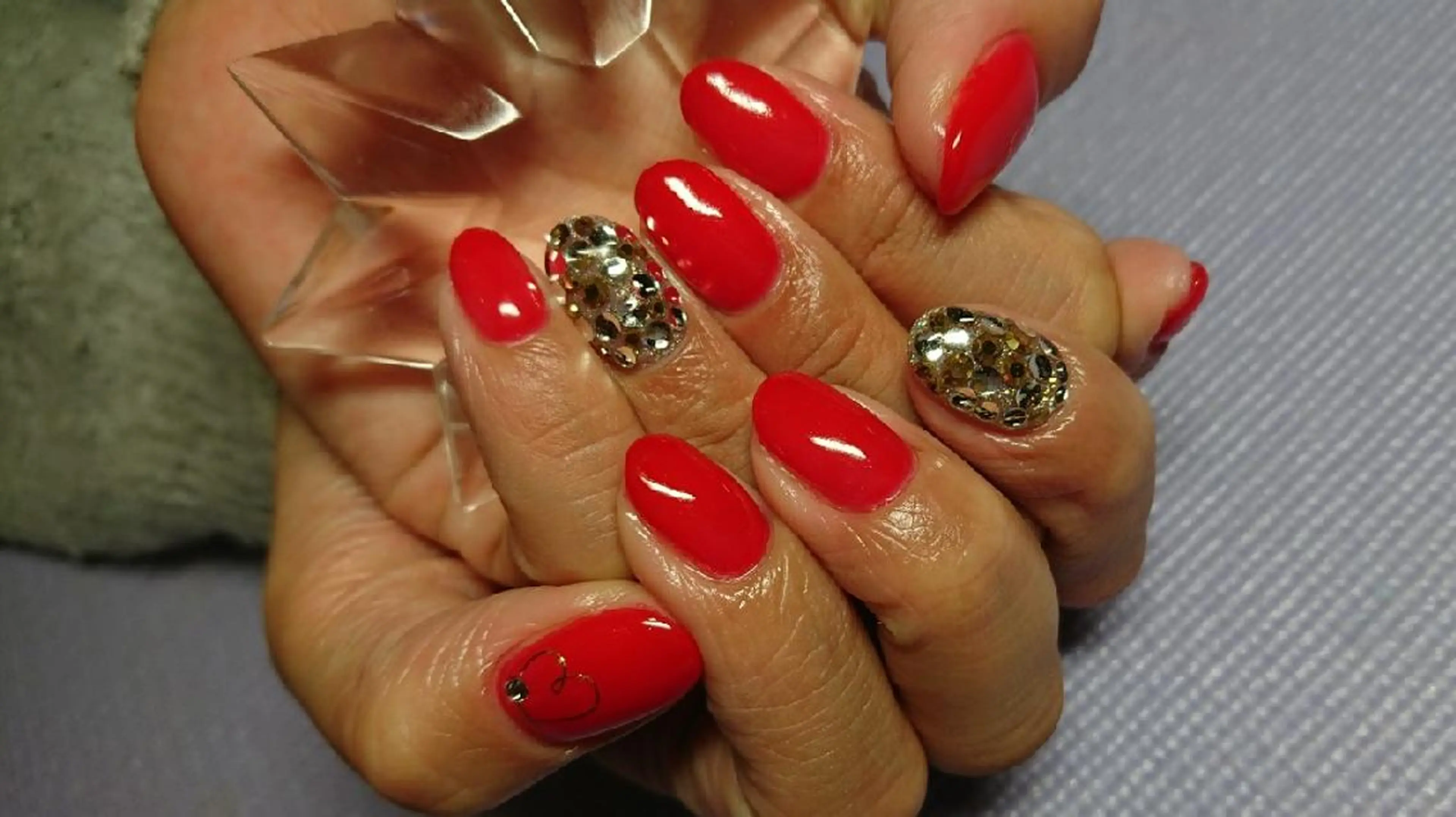ネイル ワンカラーネイル 赤色 ストーンネイル 平野 亜季のネイルデザイン