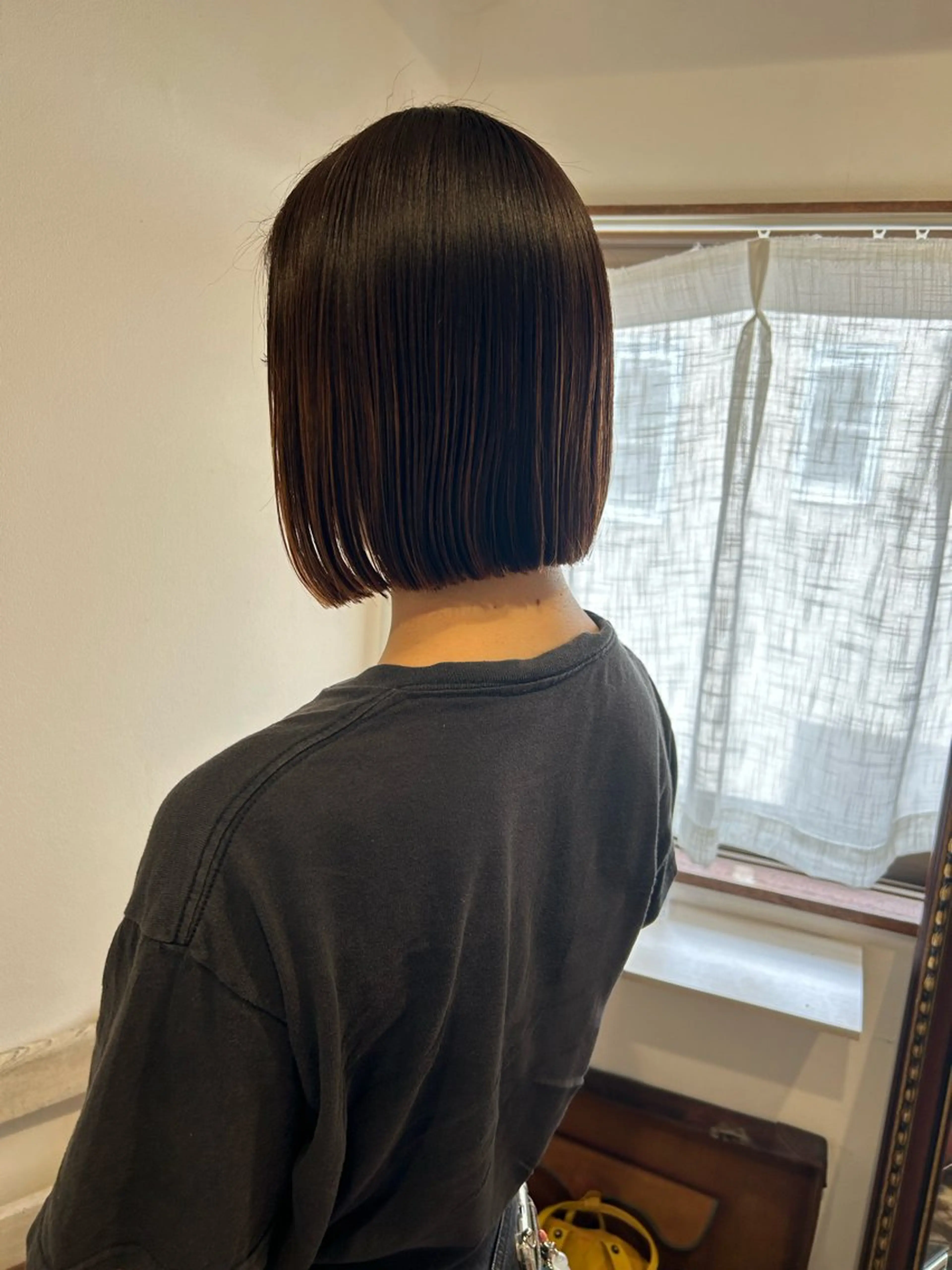 ミディアム レザーカット/ ミニボブ/しおりのヘアスタイル