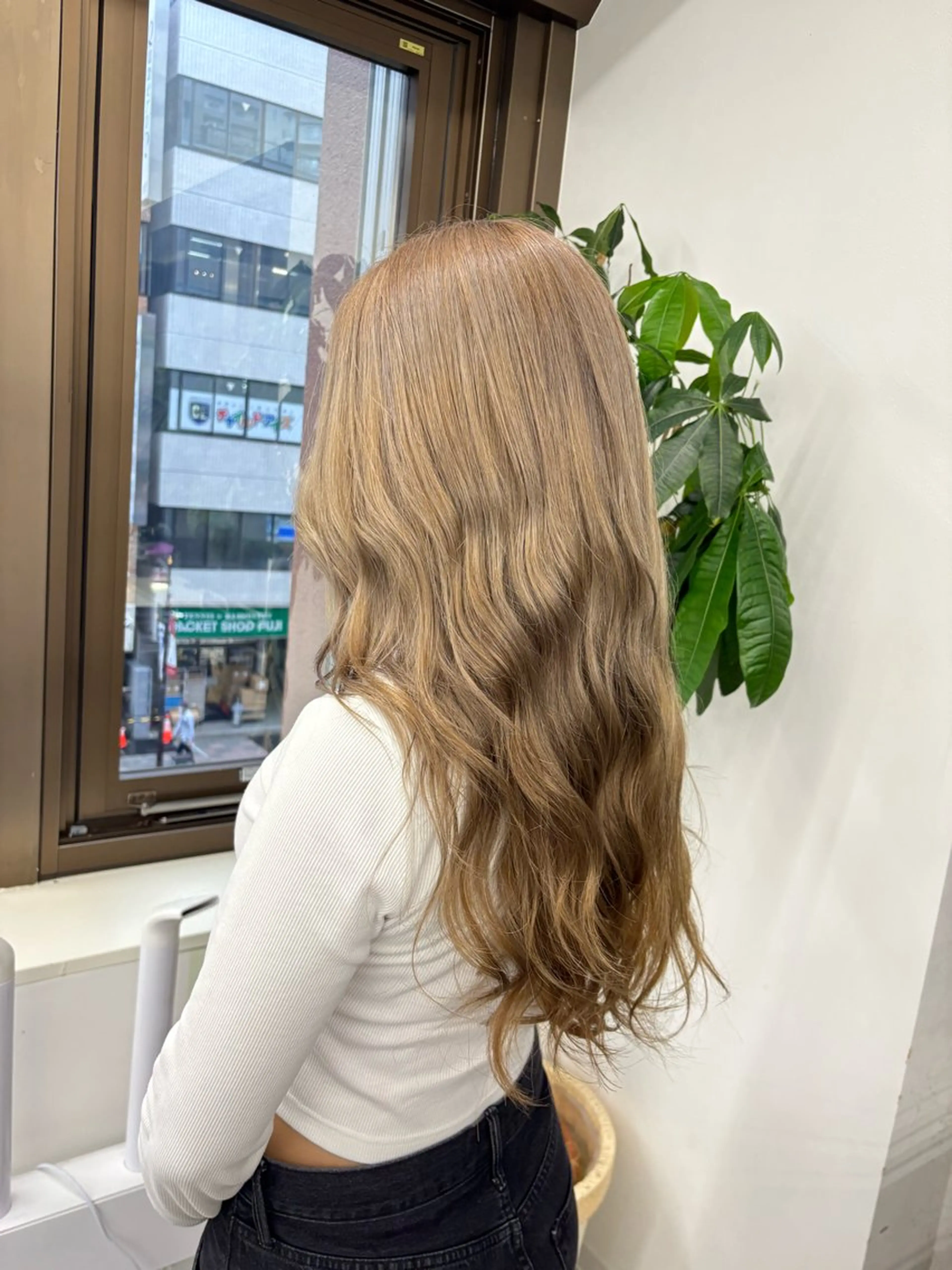 ロング ヘアカラー 綾乃／デザインカラー ／ハイトーン／ボブのヘアスタイル