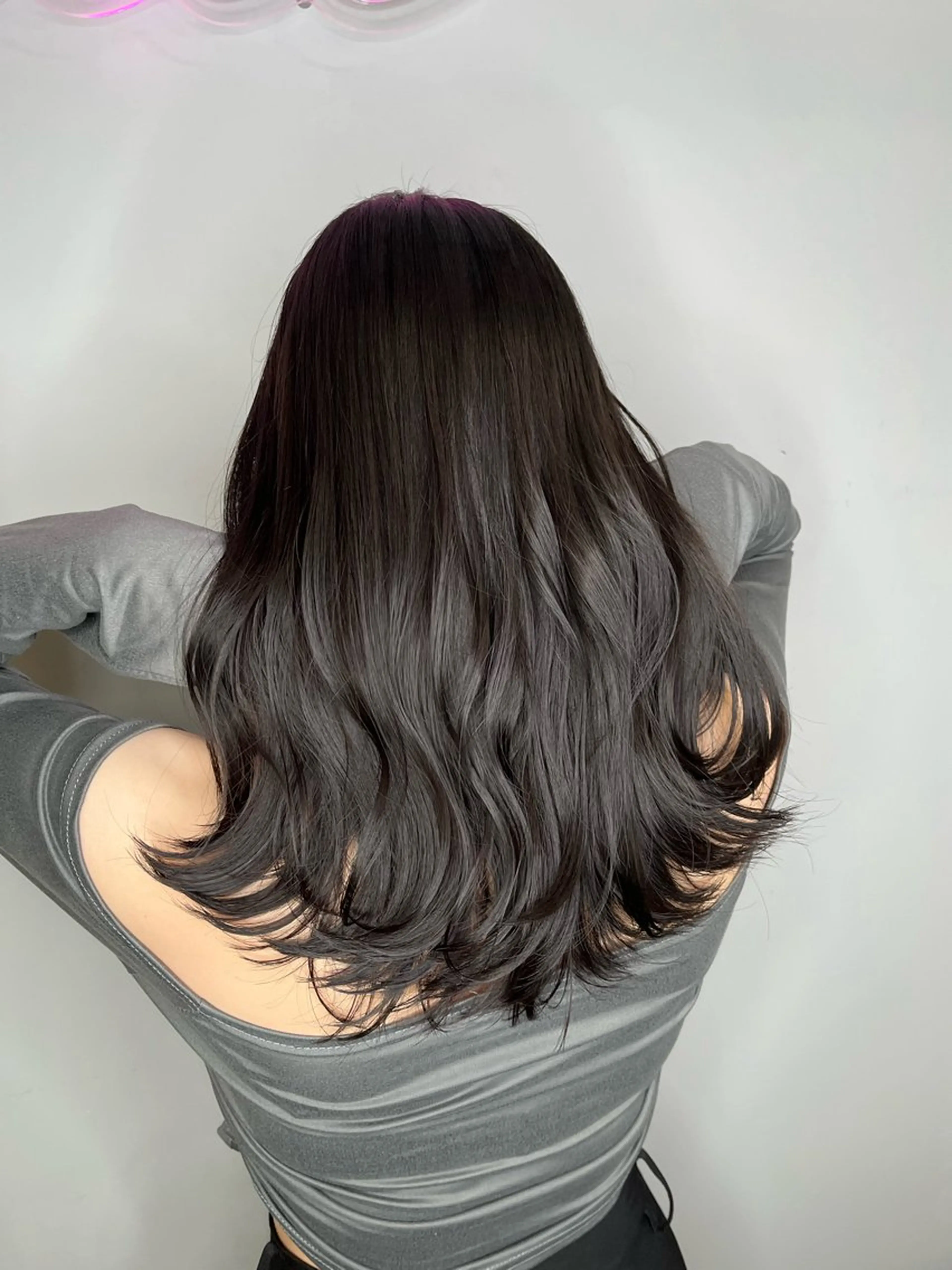 セミロング カラー パーマ ヘアアレンジ メンズ メンズバレイヤージュ メンズブリーチ メンズハイライト メンズハイトーン メンズパーマ カット トリートメント ヘッドスパ ヘアセット 二ヶ月綺麗が続く デザイン/星野六三四のヘアスタイル