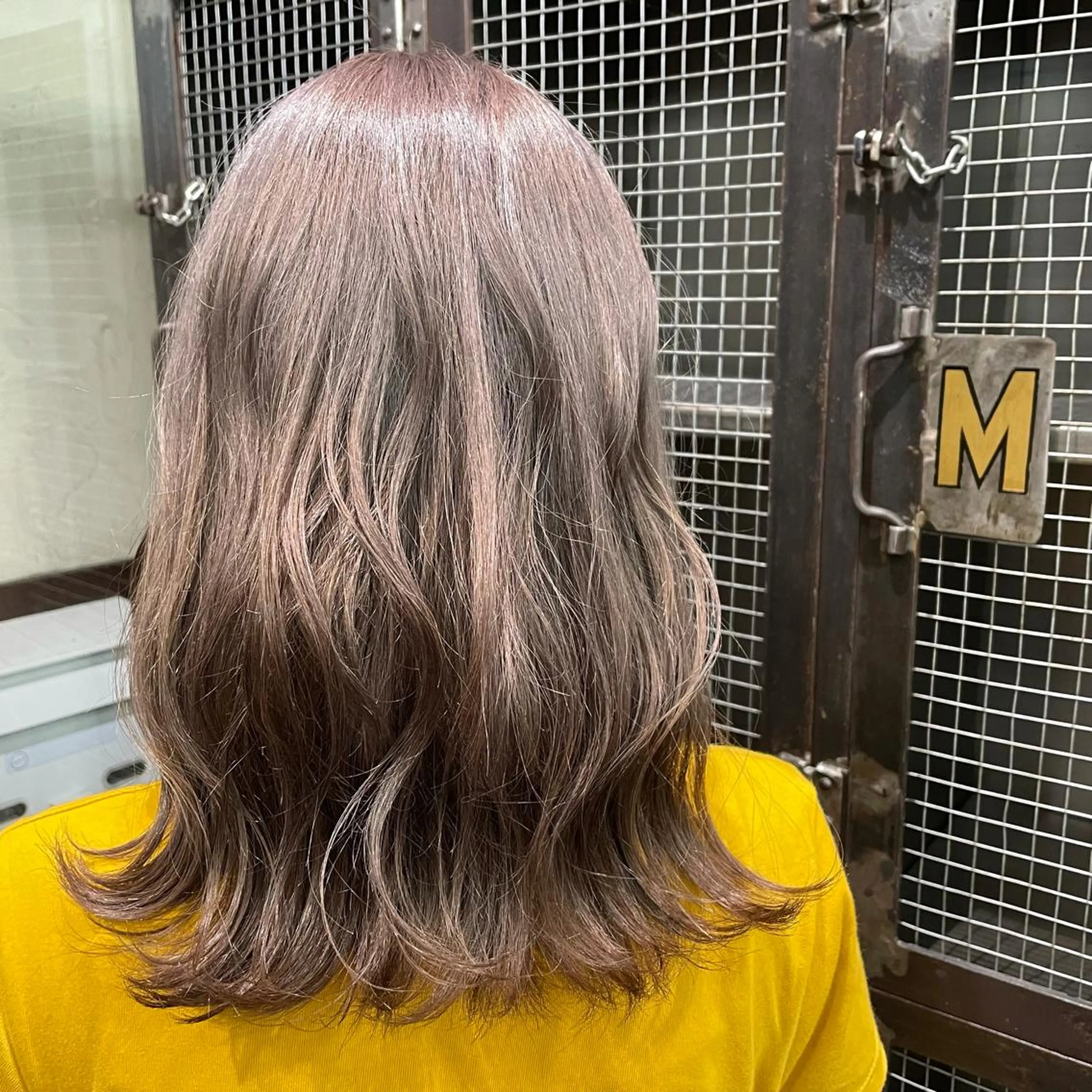 セミロング カラー ベージュカラー ブリーチ ミルクティーベージュ BUBBLES所属・山本 琴乃🦭のヘアスタイル