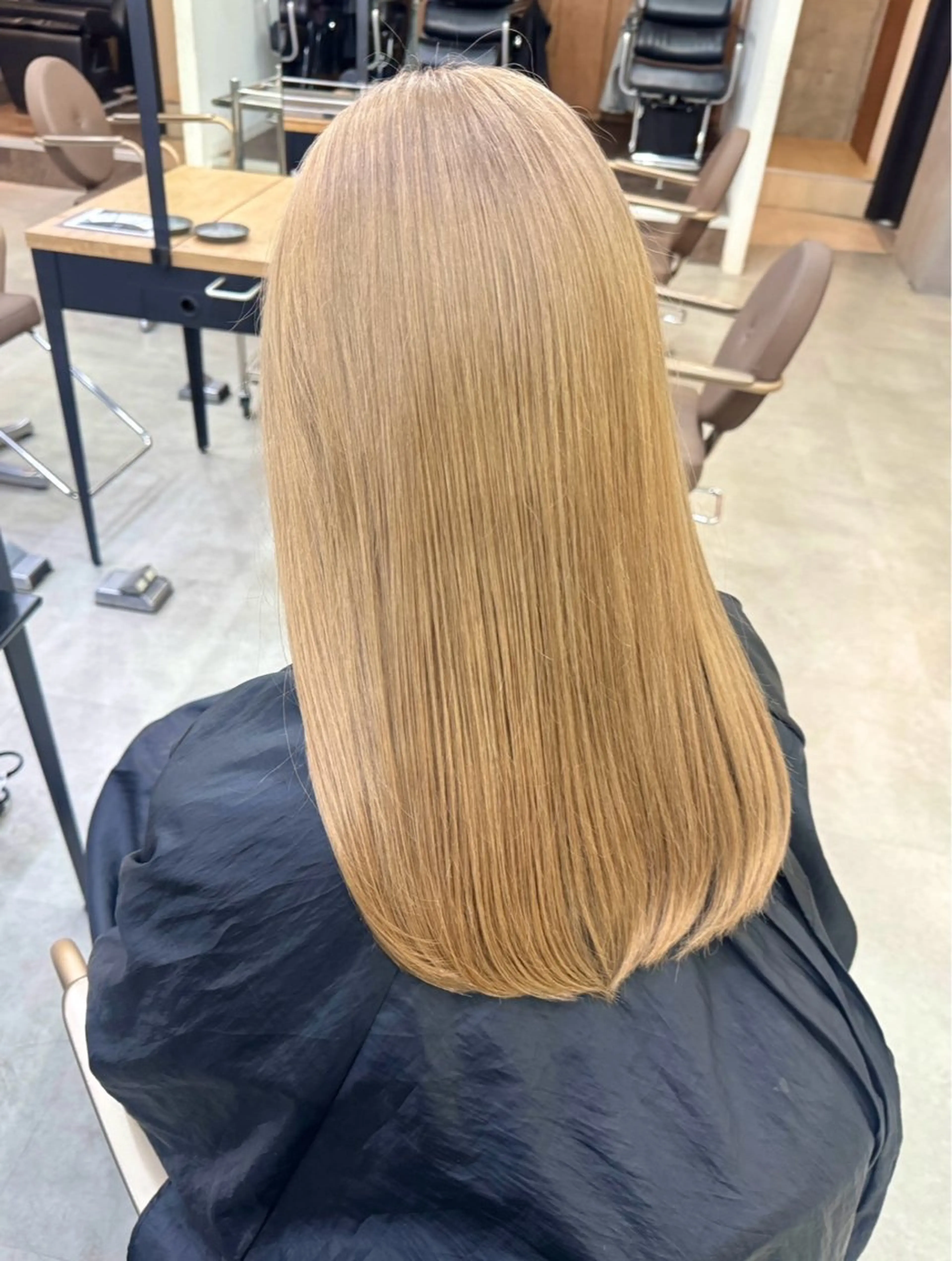 セミロング カラー ベージュカラー ミルクティーベージュ ヘアカラー トリートメント 切りっぱなしボブ/ ブリーチカラー/大塚のヘアスタイル
