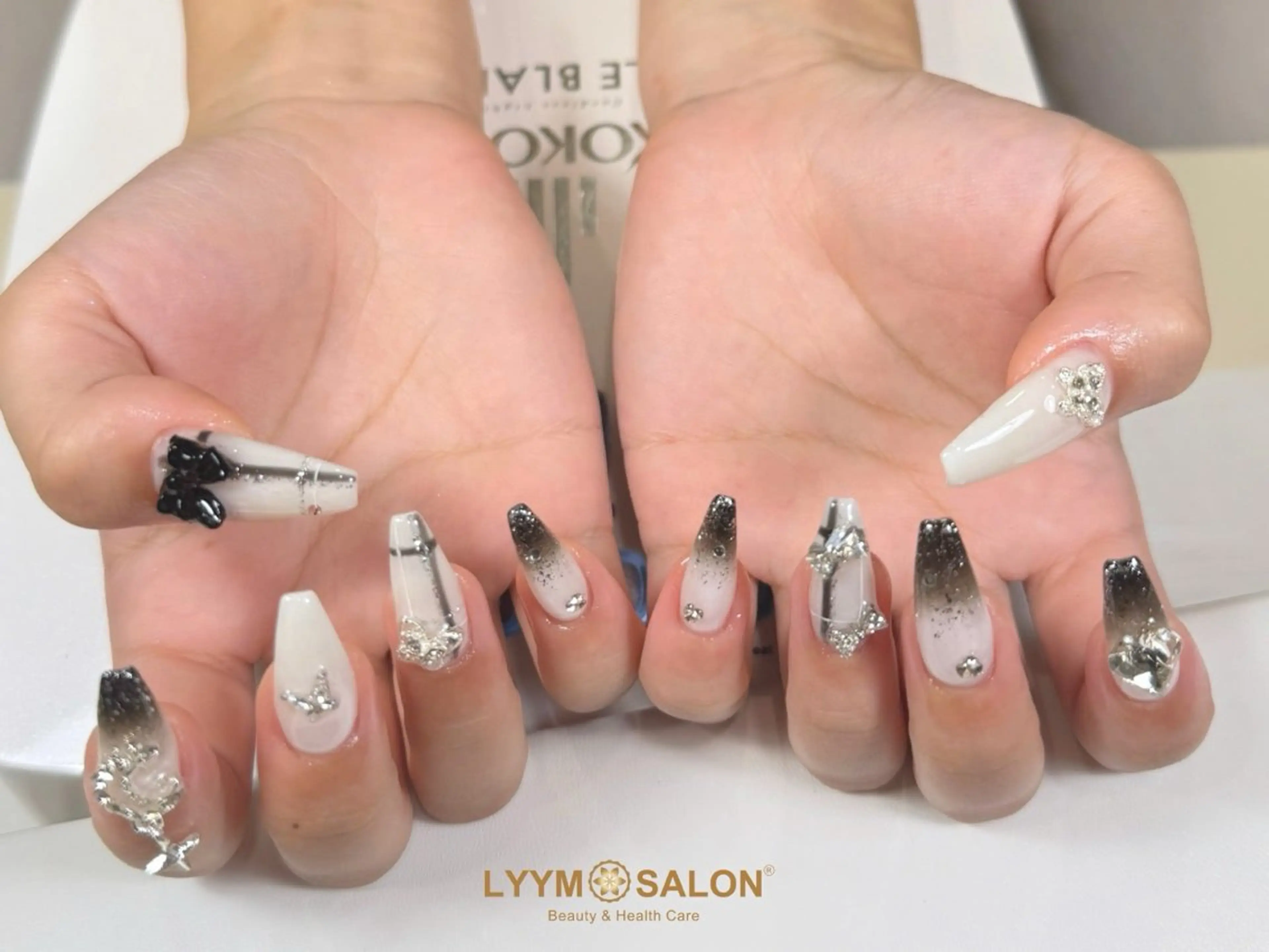 ネイル グラデーション 韓国ネイル ロングネイル リボン ストーンネイル ハンドネイル LYYM Salonのネイルデザイン
