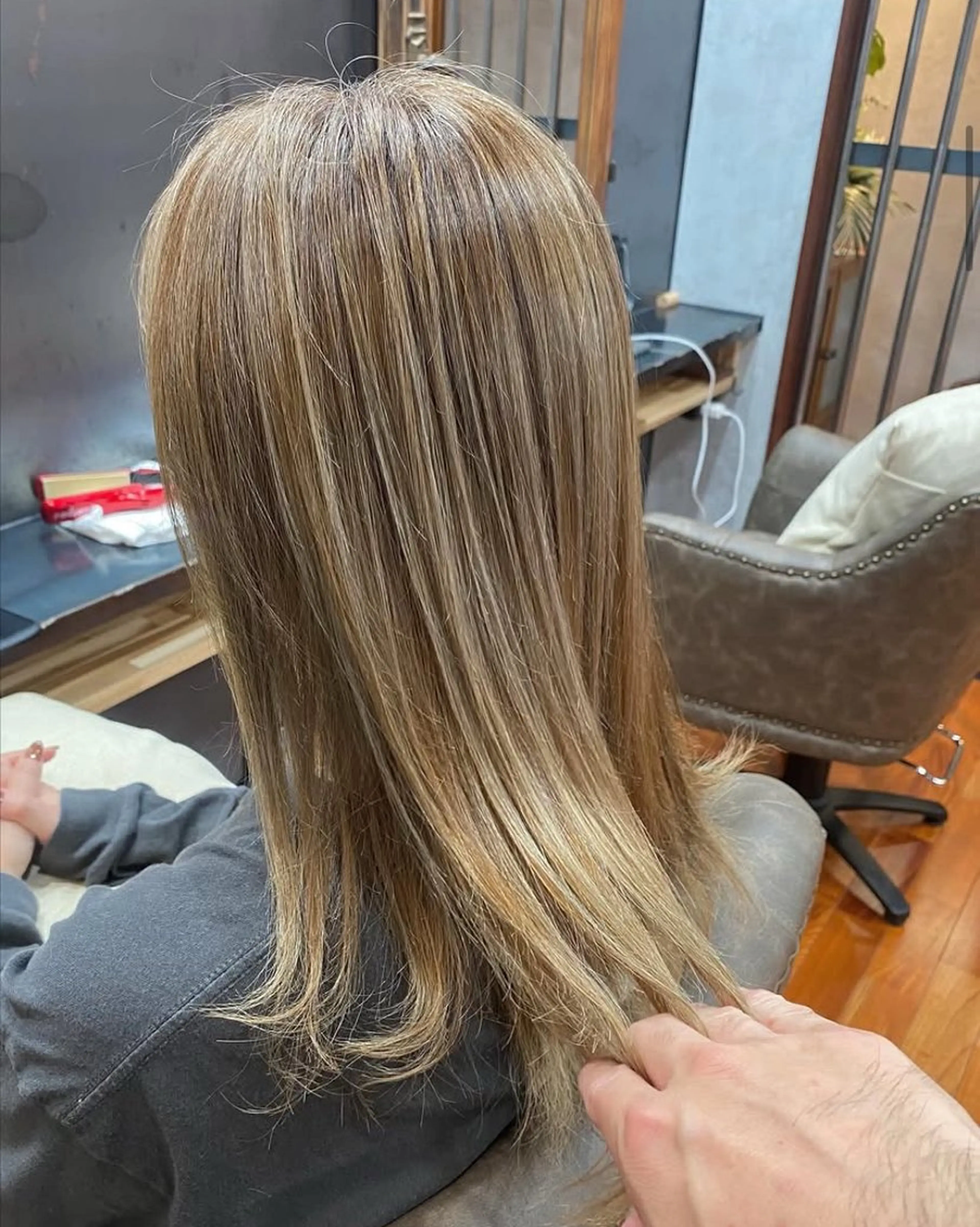 セミロング カラー ヘアアレンジ ハイライトカラー ハイライト 烏山 達也のヘアスタイル