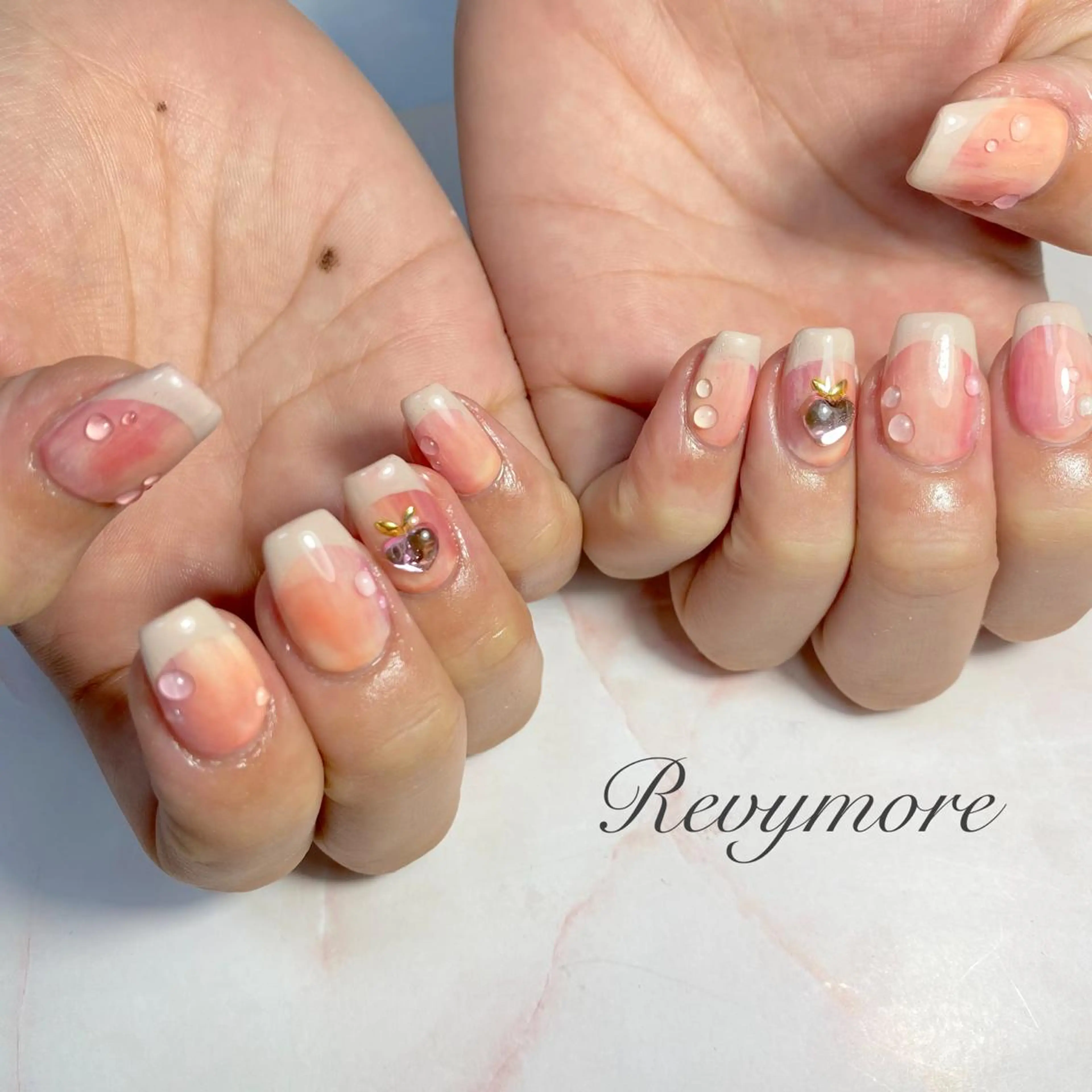 ミディアム ネイル 韓国風ヘア フレンチネイル ジェルネイル キラキラネイル 韓国ネイル nail salon Revymoreのネイルデザイン