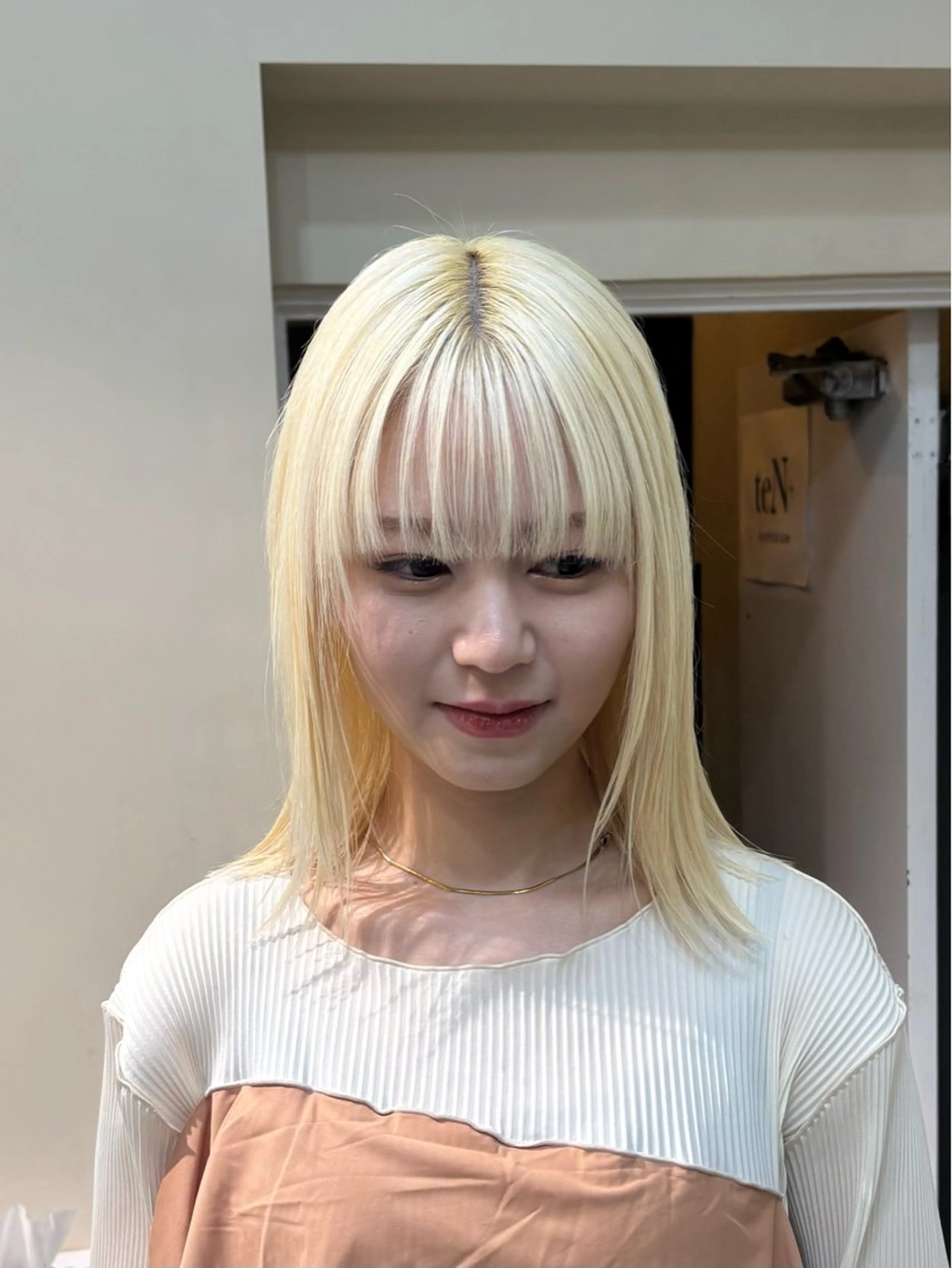 ミディアム カラー ブリーチ 抜きっぱなしブロンド カット ヘアカラー トリートメント teN+by ambleluxeのヘアスタイル