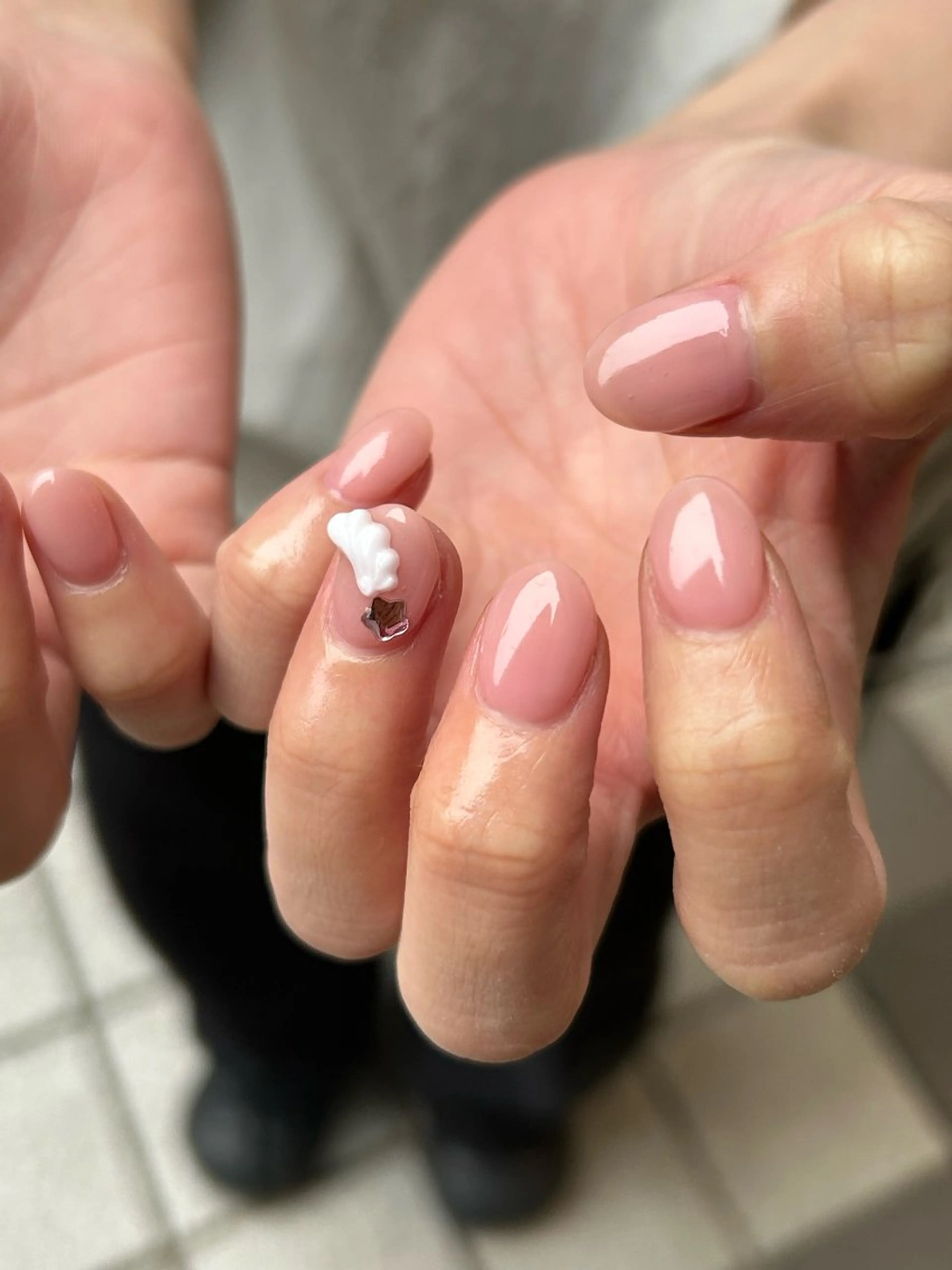 ネイル キラキラネイル オフィスネイル ピンク ピンクベージュ リボン Lily nailのネイルデザイン