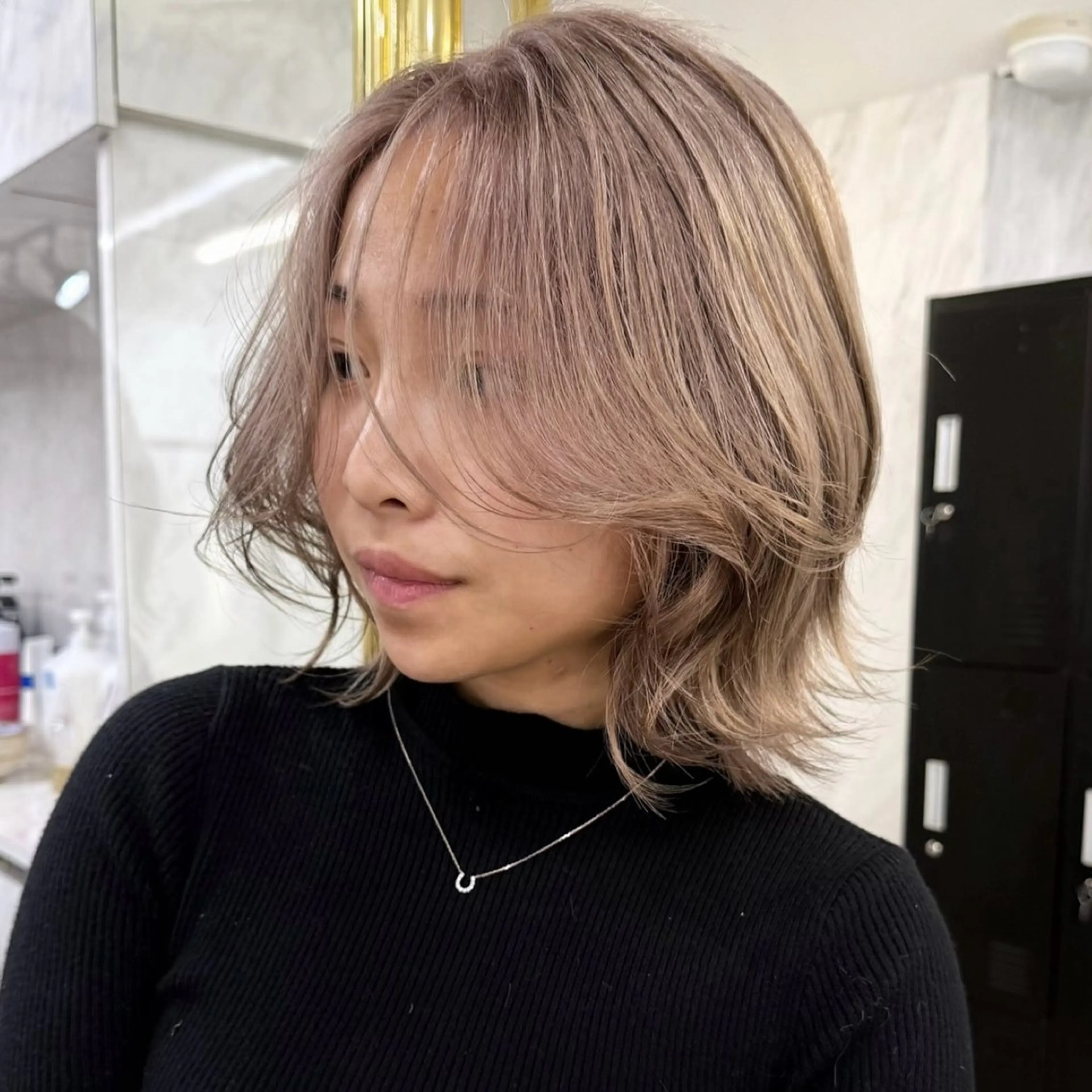 ミディアム カラー シールエクステ ハイトーンカラー エクステ ヘアカラー シールエクステ特化 ハイトーン、NANAのヘアスタイル